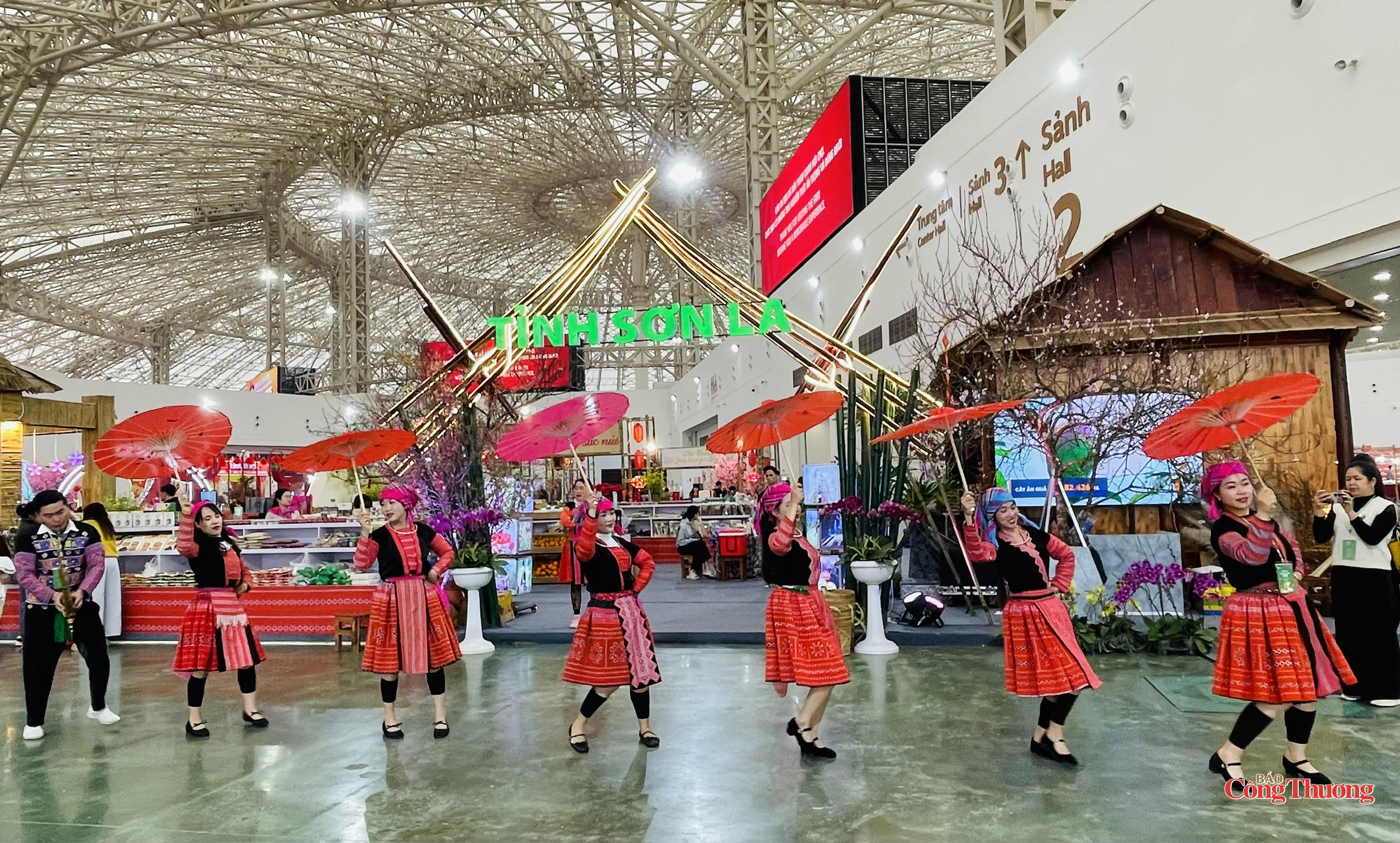 Chùm ảnh: Tái hiện không gian văn hóa Mông tại Hội chợ Mùa Xuân 2026