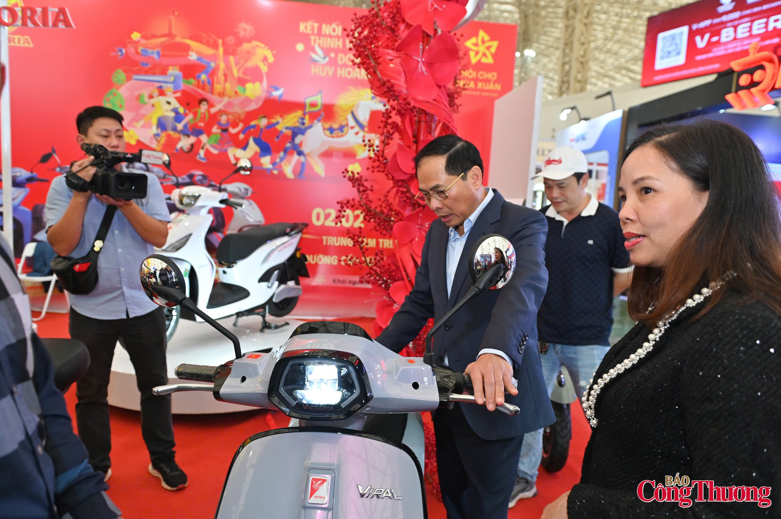 Phó Thủ tướng trực tiếp trải nghiệm các sản phẩm. Ảnh: Nam Nguyễn