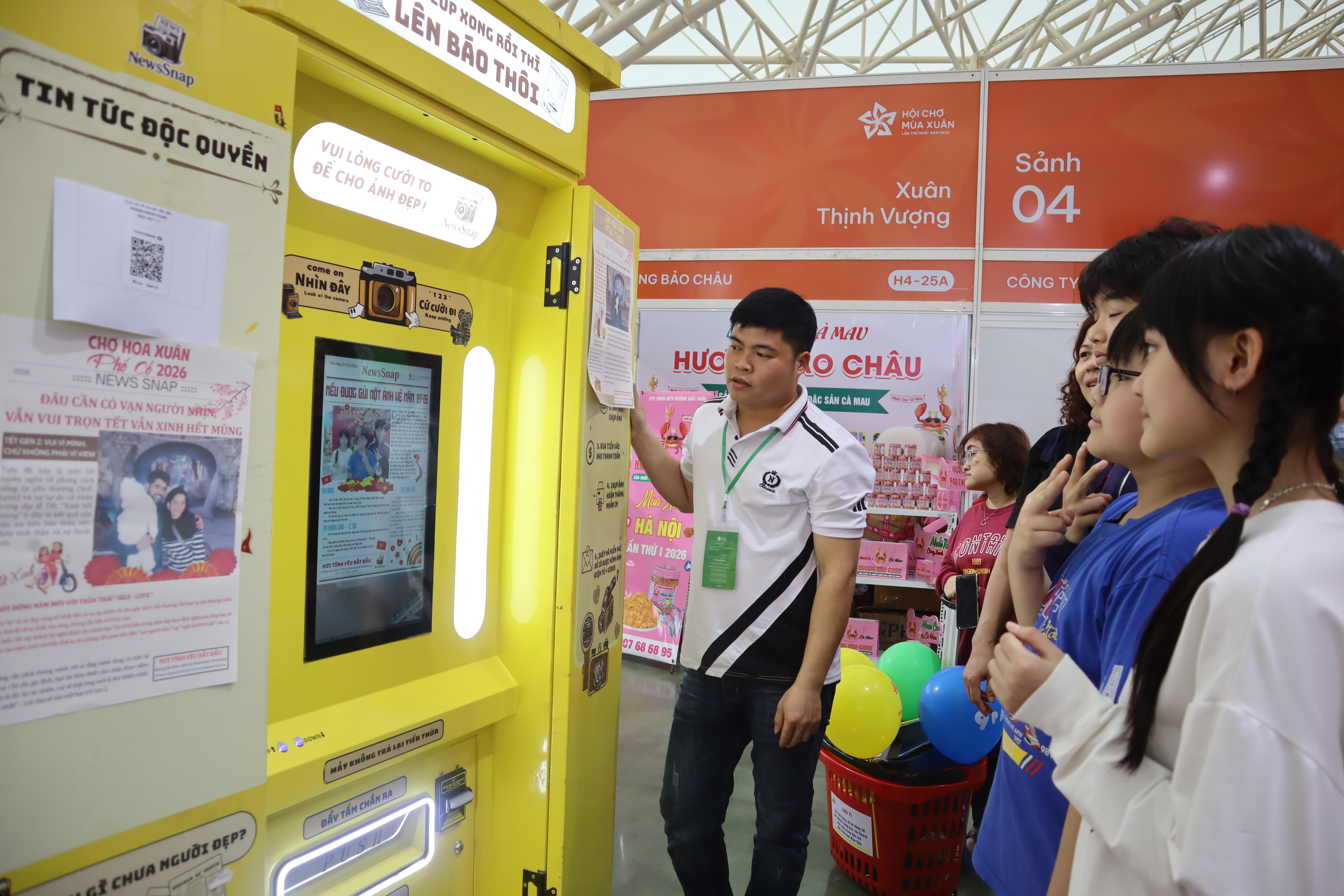 Hội chợ Mùa Xuân: Độc lạ dịch vụ chụp ảnh in báo lưu khoảnh khắc Tết