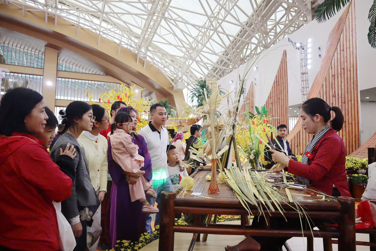 Hội chợ Mùa Xuân: Gặp gỡ nghệ nhân 'giữ lửa' nghề truyền thống