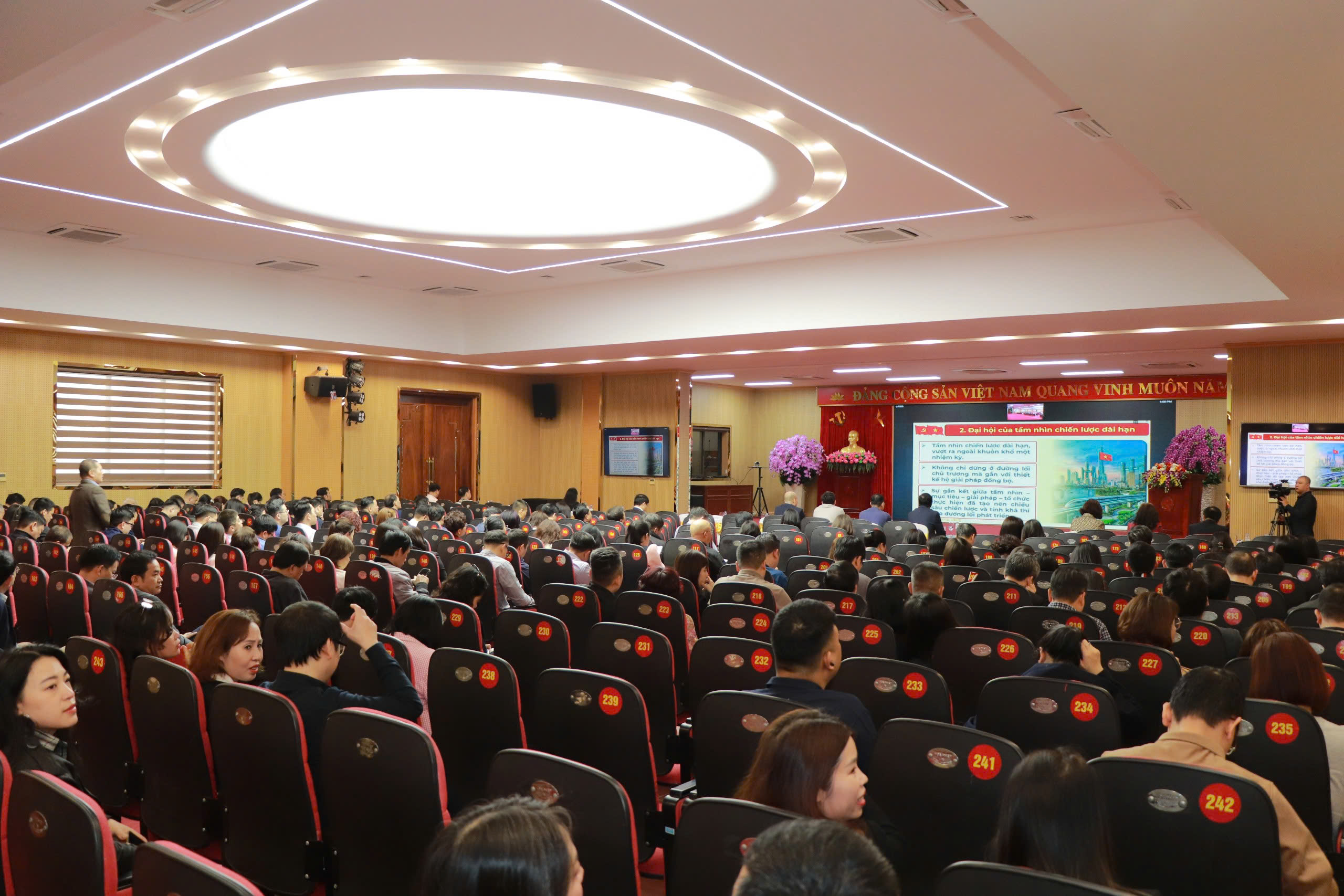 Chùm ảnh: Tổ chức đảng thuộc Đảng bộ Bộ Công Thương học tập Nghị quyết Đại hội XIV của Đảng
