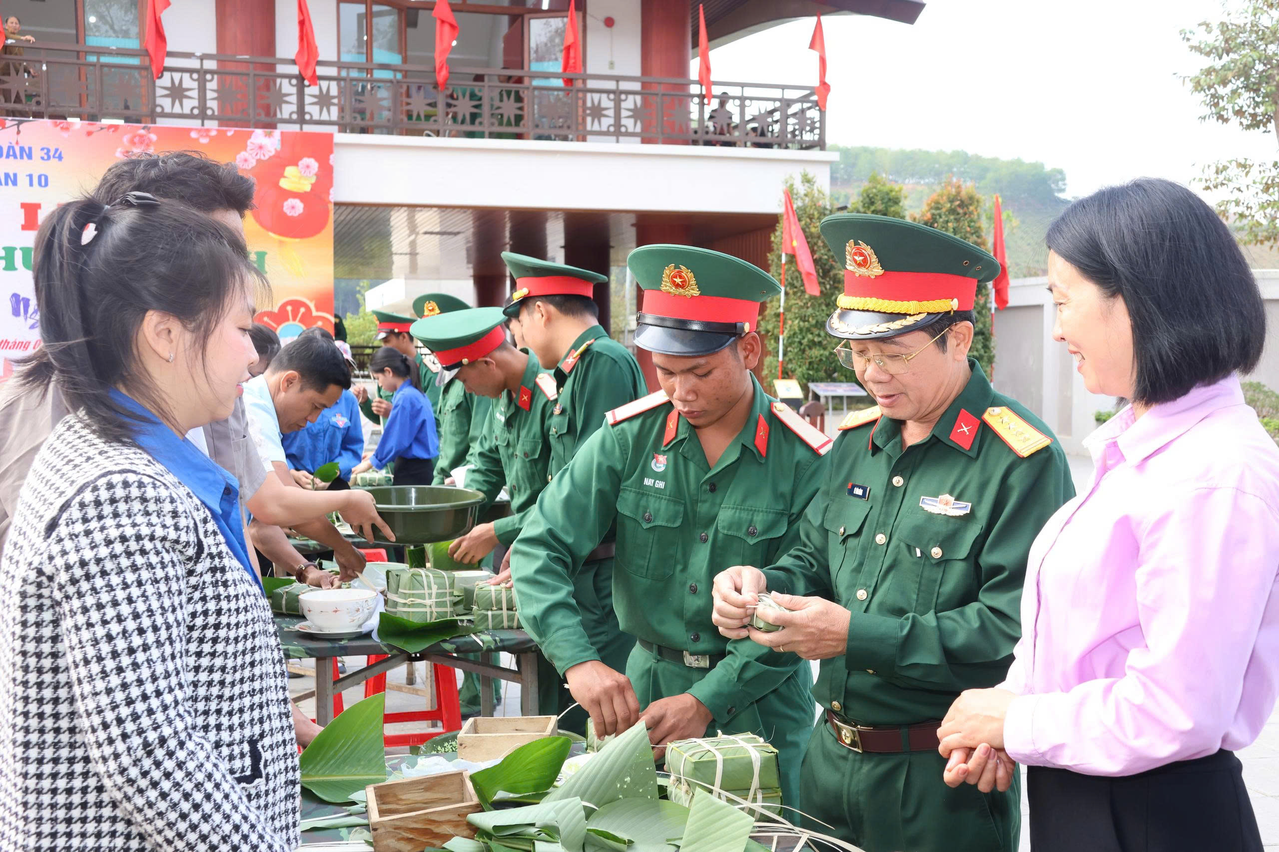Quảng Ngãi: Trung đoàn 24 mang Tết ấm đến bà con xã Bờ Y