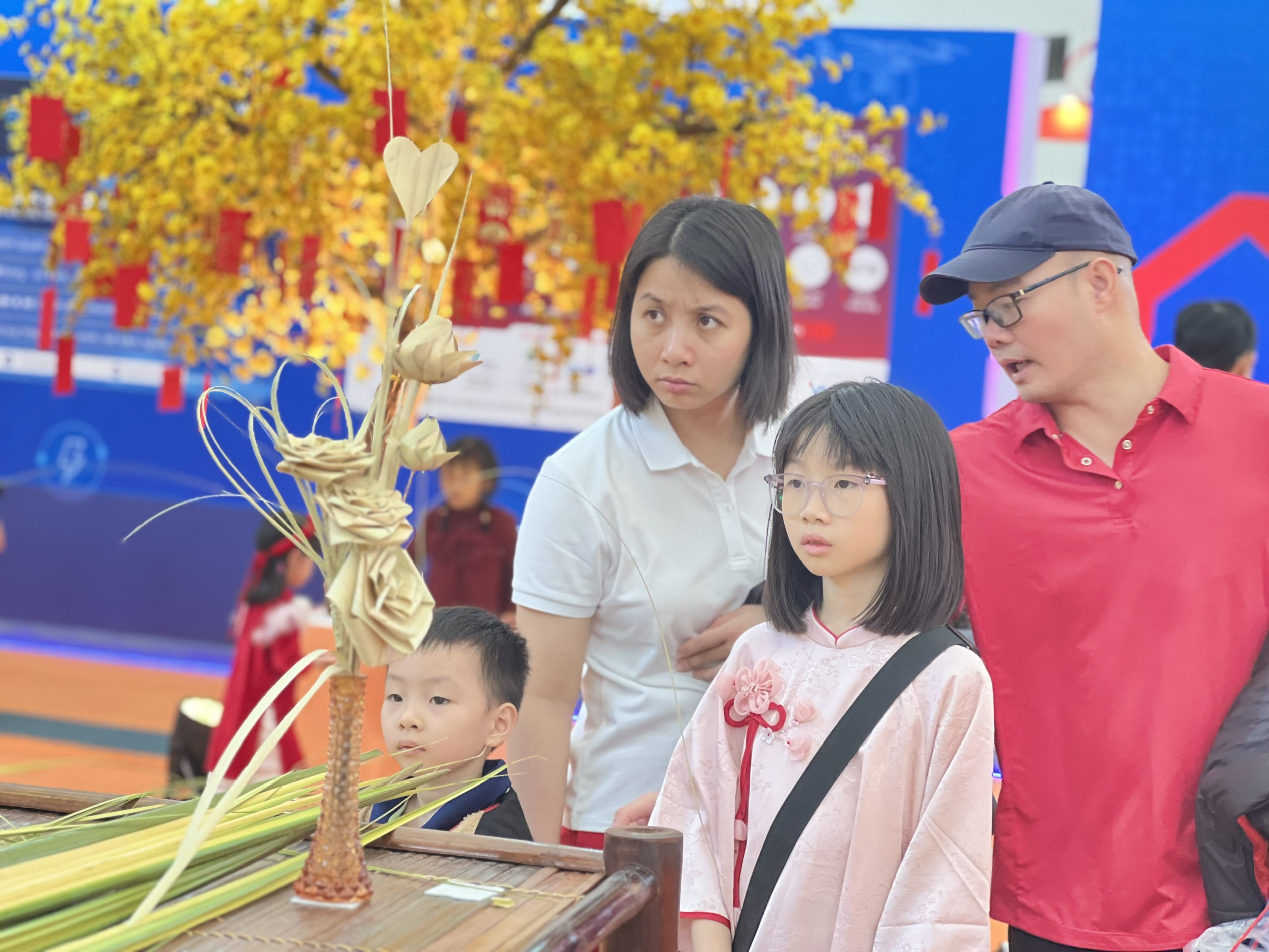 Chiêm ngưỡng nghệ nhân 'thổi hồn' vào lá dừa tại Hội chợ Mùa Xuân