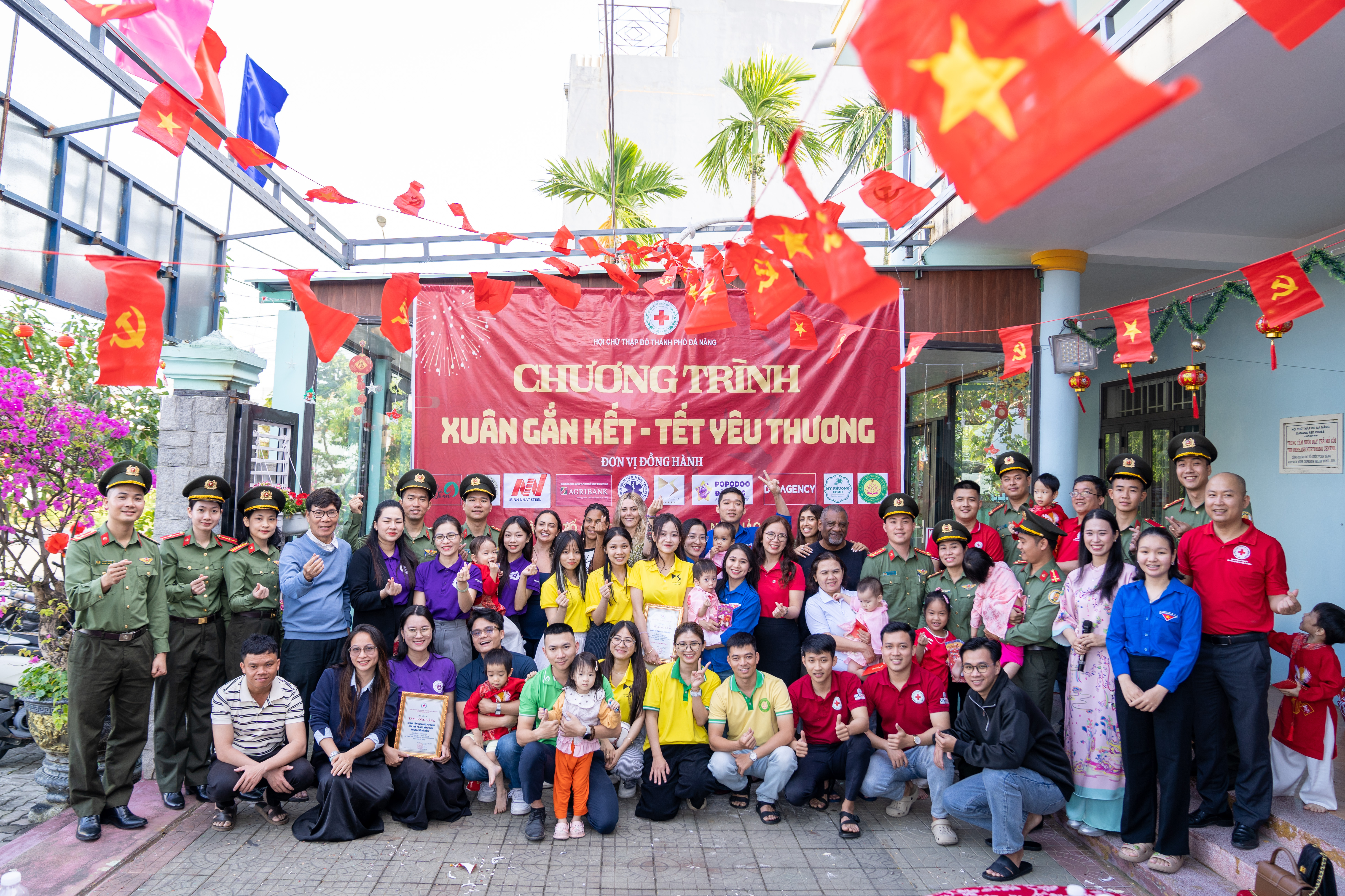 Đà Nẵng: Mang Tết yêu thương đến với các em nhỏ mồ côi