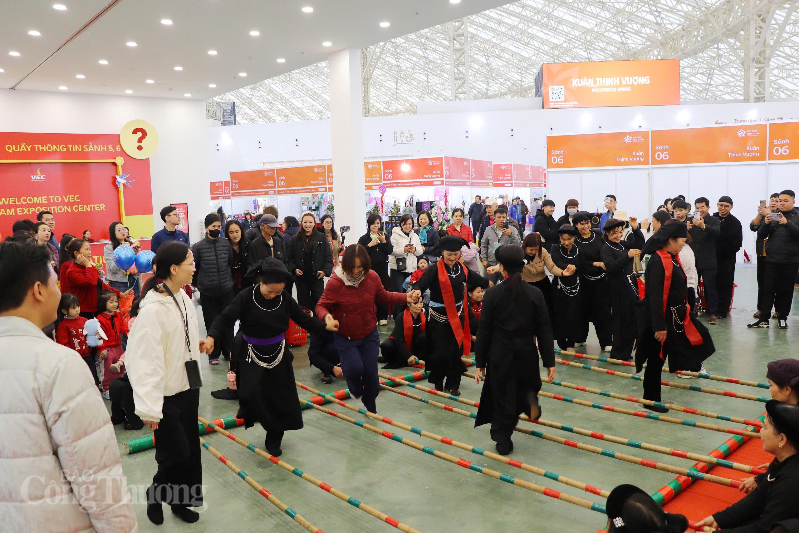 Nhảy sạp sôi động, thu hút khán giả tại Hội chợ Mùa Xuân 2026