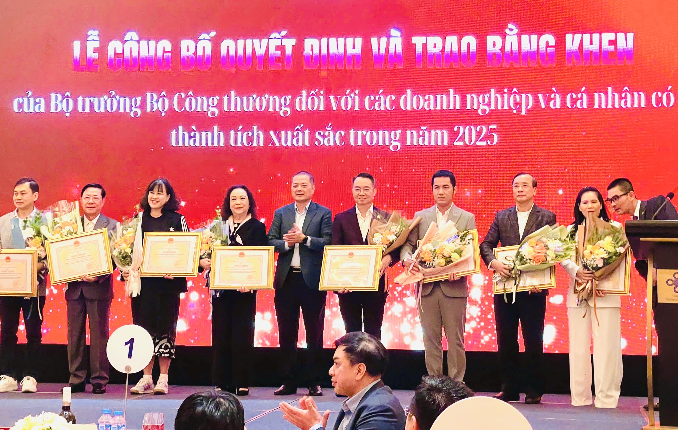 Chủ tịch Giovanni Nguyễn Trọng Phi nhận Bằng khen của Bộ Công Thương