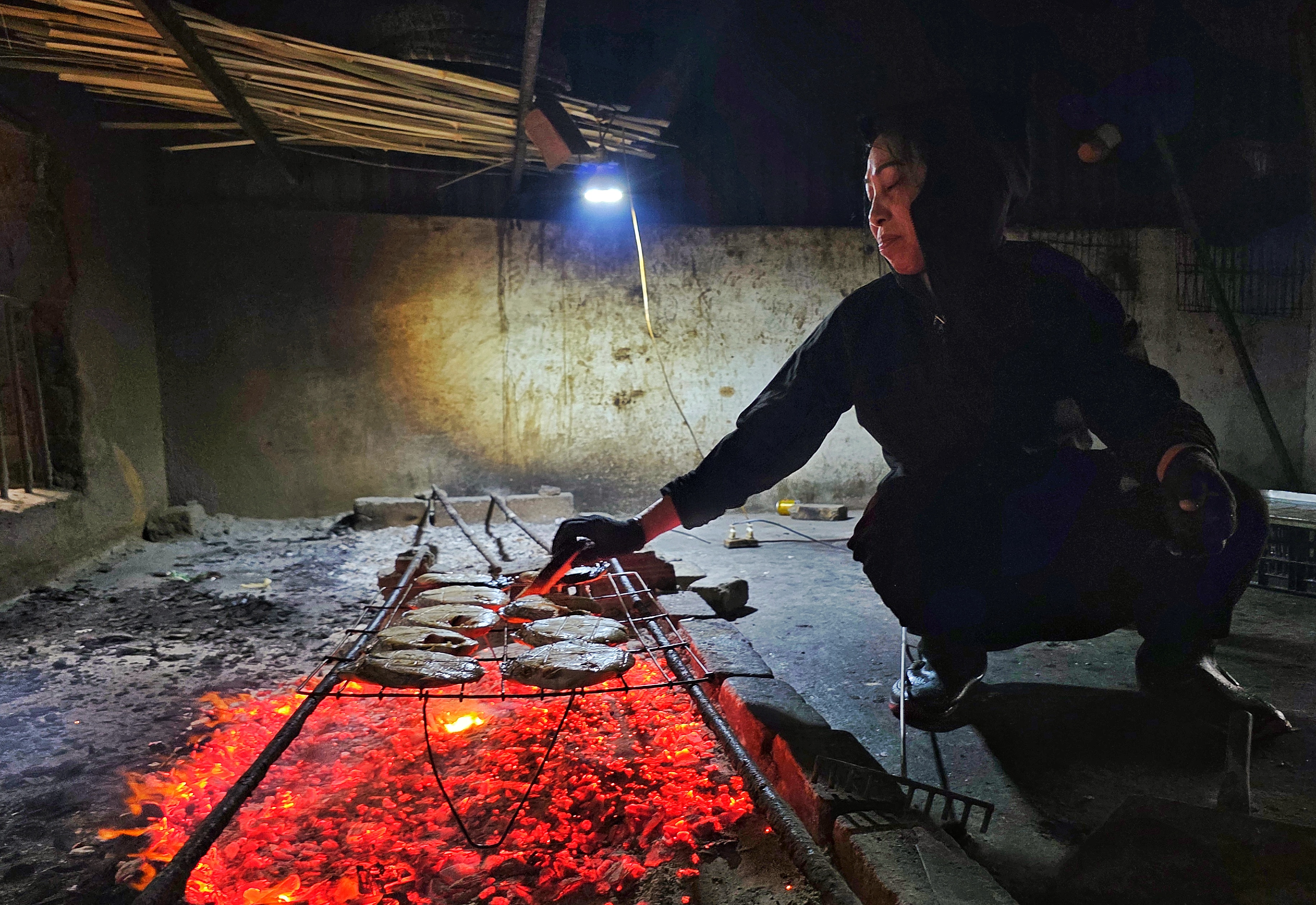 Nghề 'hun mắt' hái ra tiền ở thủ phủ cá nướng Hà Tĩnh