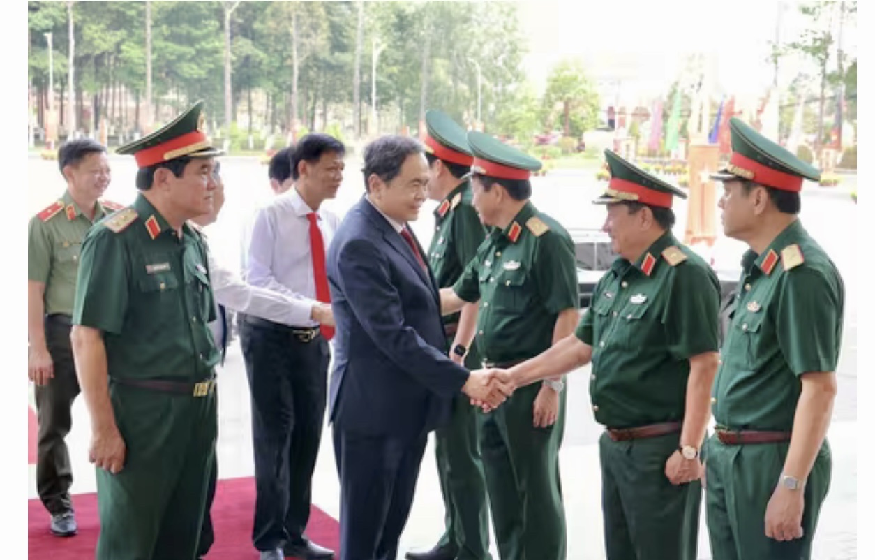 Chủ tịch Quốc hội thăm, chúc Tết lực lượng vũ trang Quân khu 9