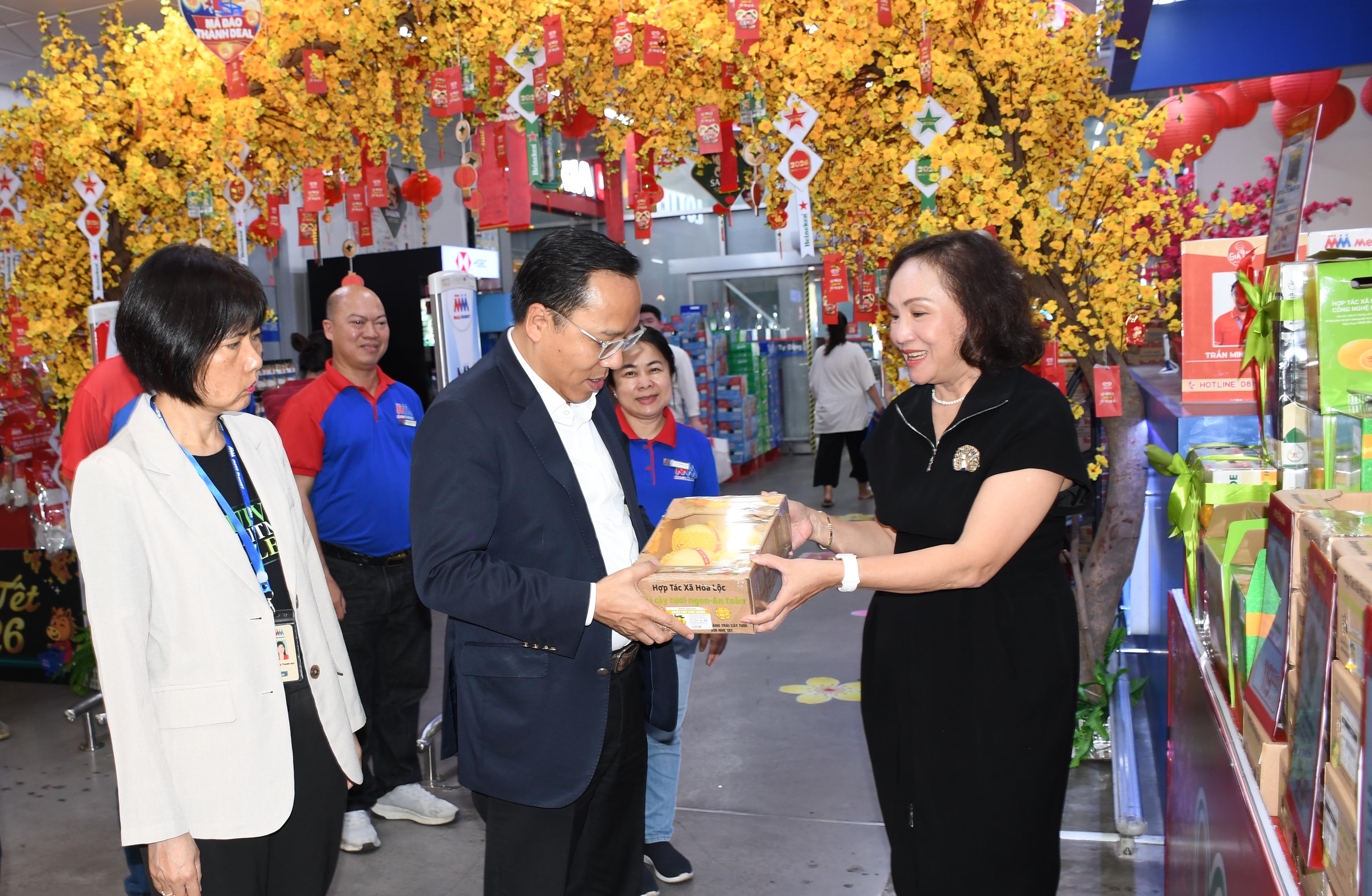 Thứ trưởng Nguyễn Hoàng Long kiểm tra hàng Tết tại TP. Hồ Chí Minh