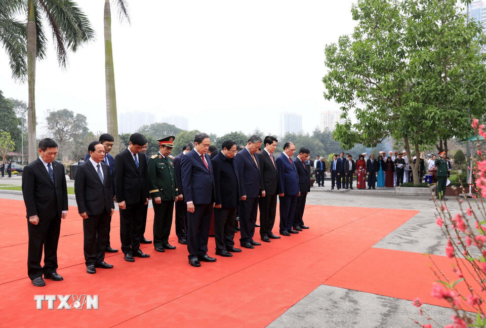 Lãnh đạo Đảng, Nhà nước dâng hương tưởng niệm tại Nghĩa trang Mai Dịch