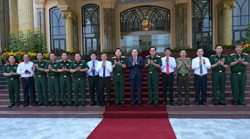 Chủ tịch Quốc hội và Đoàn công tác chụp ảnh chung cùng Bộ Tư lệnh Quân khu 9. Ảnh: Nguyễn Hành