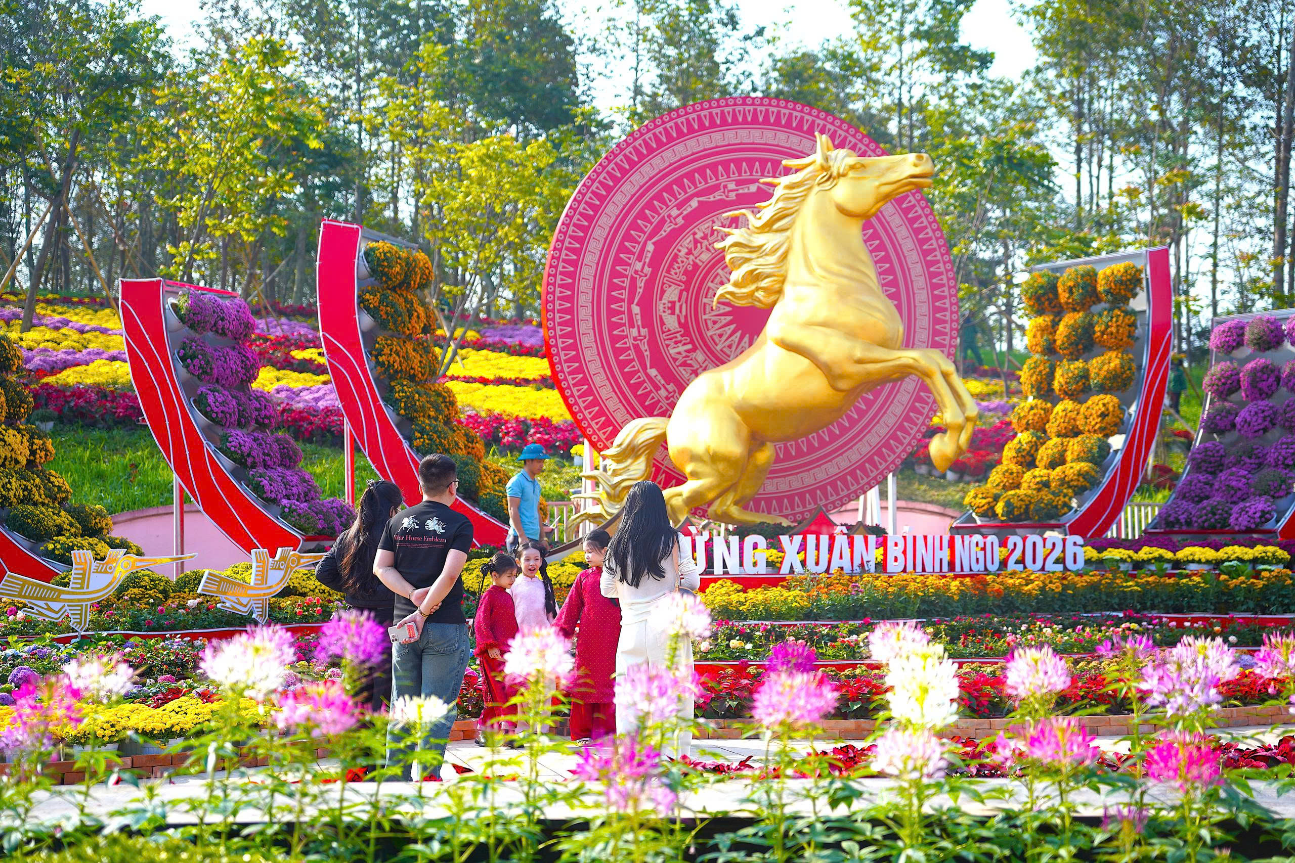 Nghệ An trang trí không gian xuân và linh vật ngựa ấn tượng 