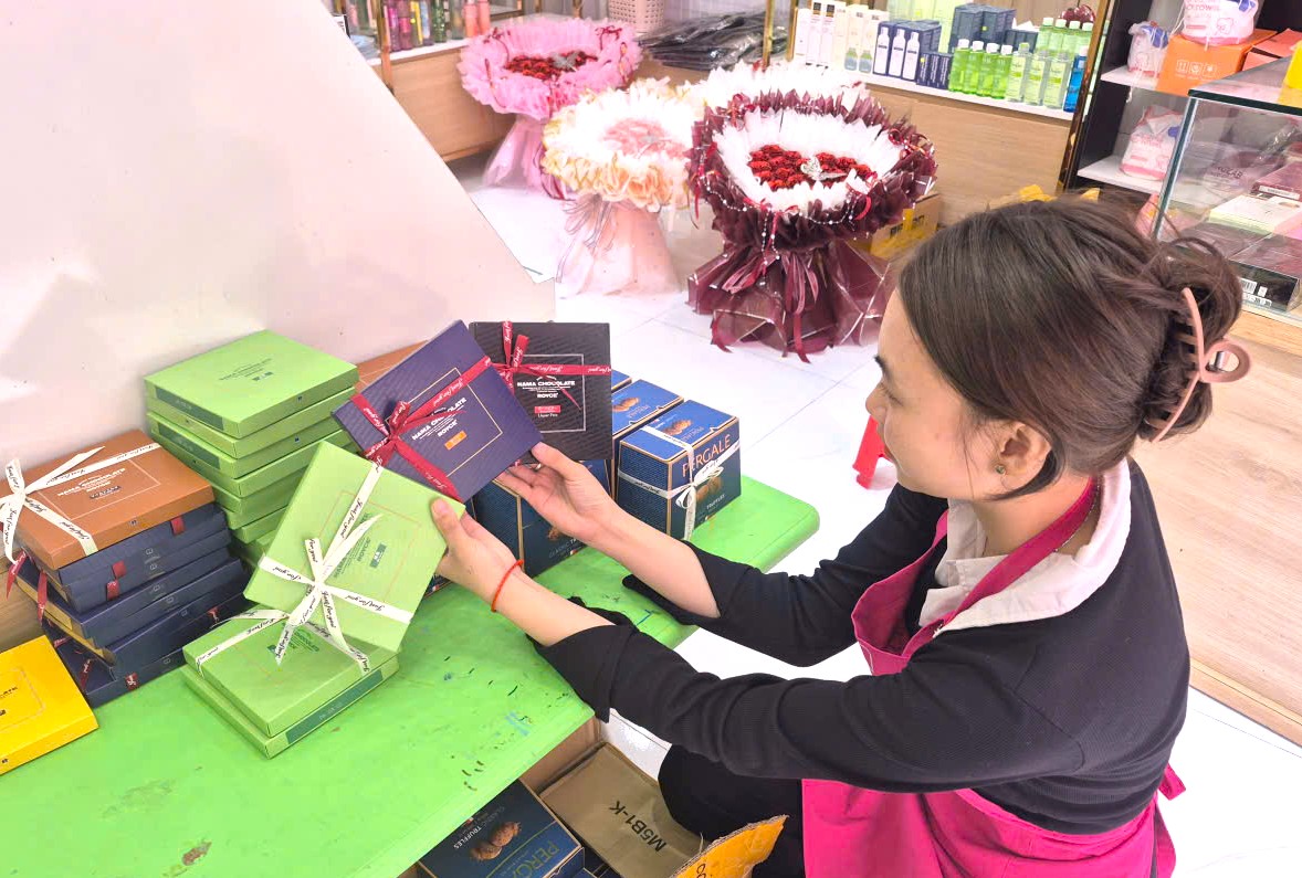 Nghệ An: Quà tặng ngày Valentine đa dạng nhưng sức mua không cao