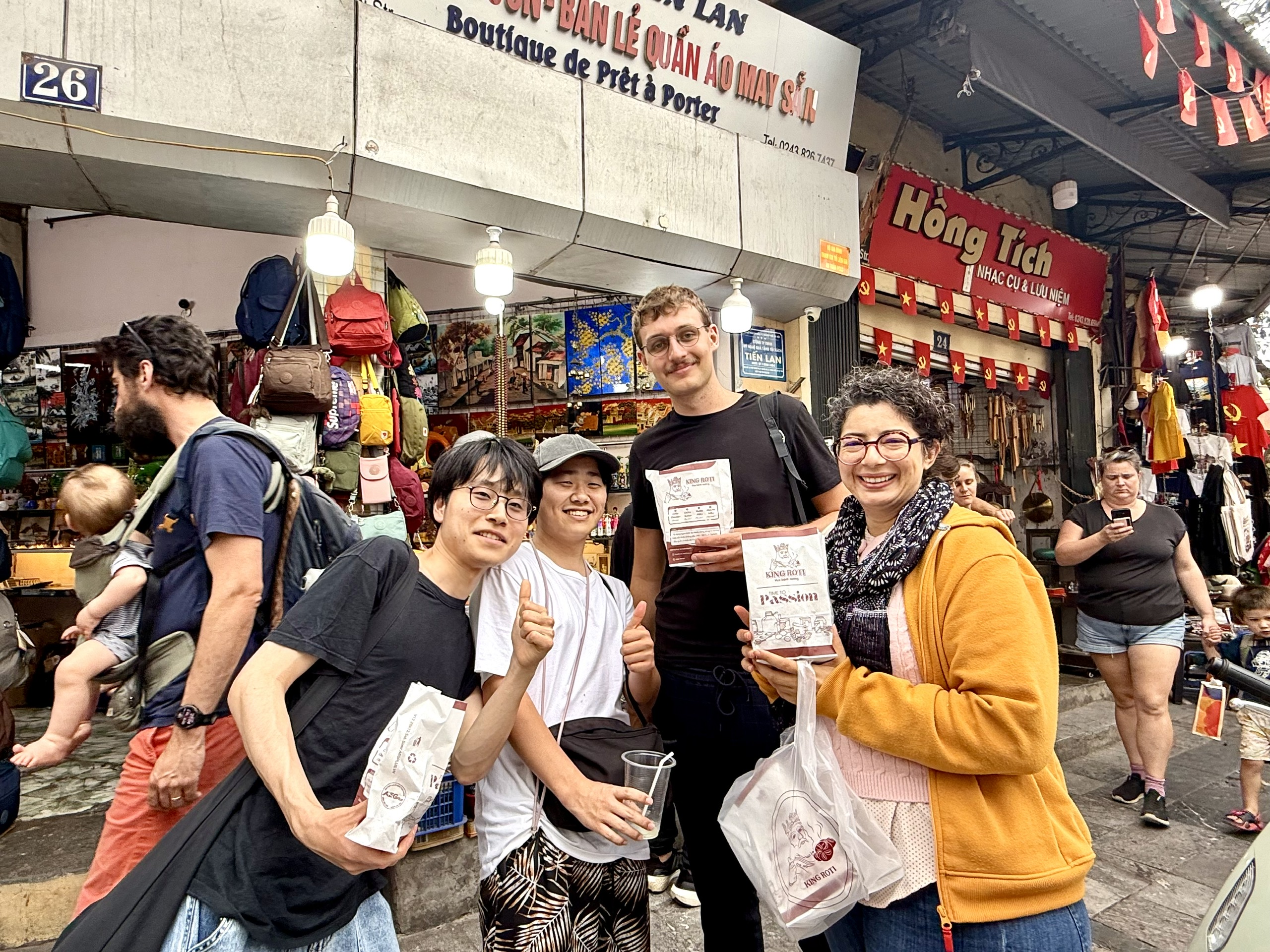 Khách du lịch quốc tế ấn tượng trước không khí Tết cổ truyền Việt Nam