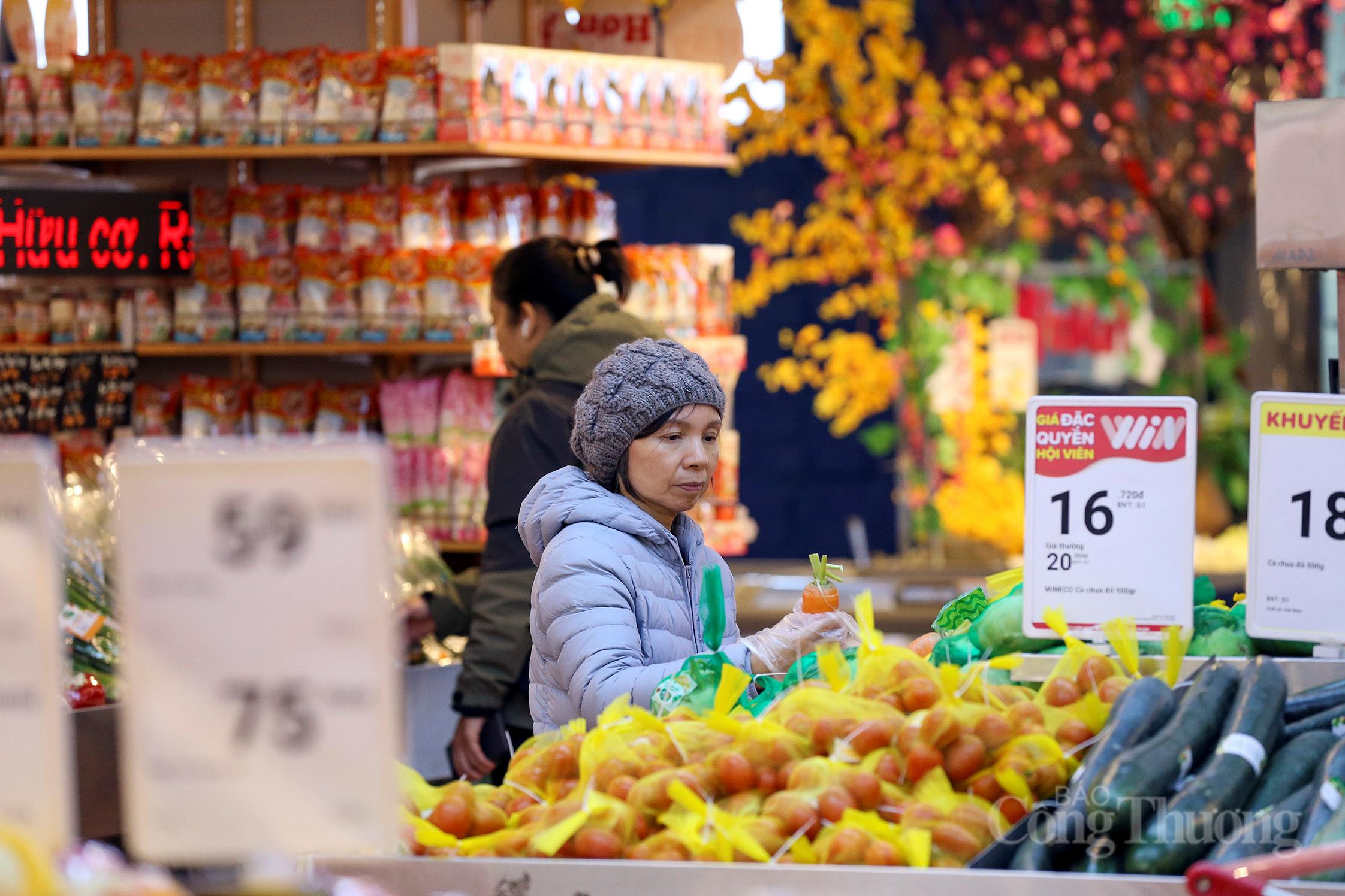 Thị trường hàng hóa ngày 28 Tết sôi động, giá cả vẫn ổn định