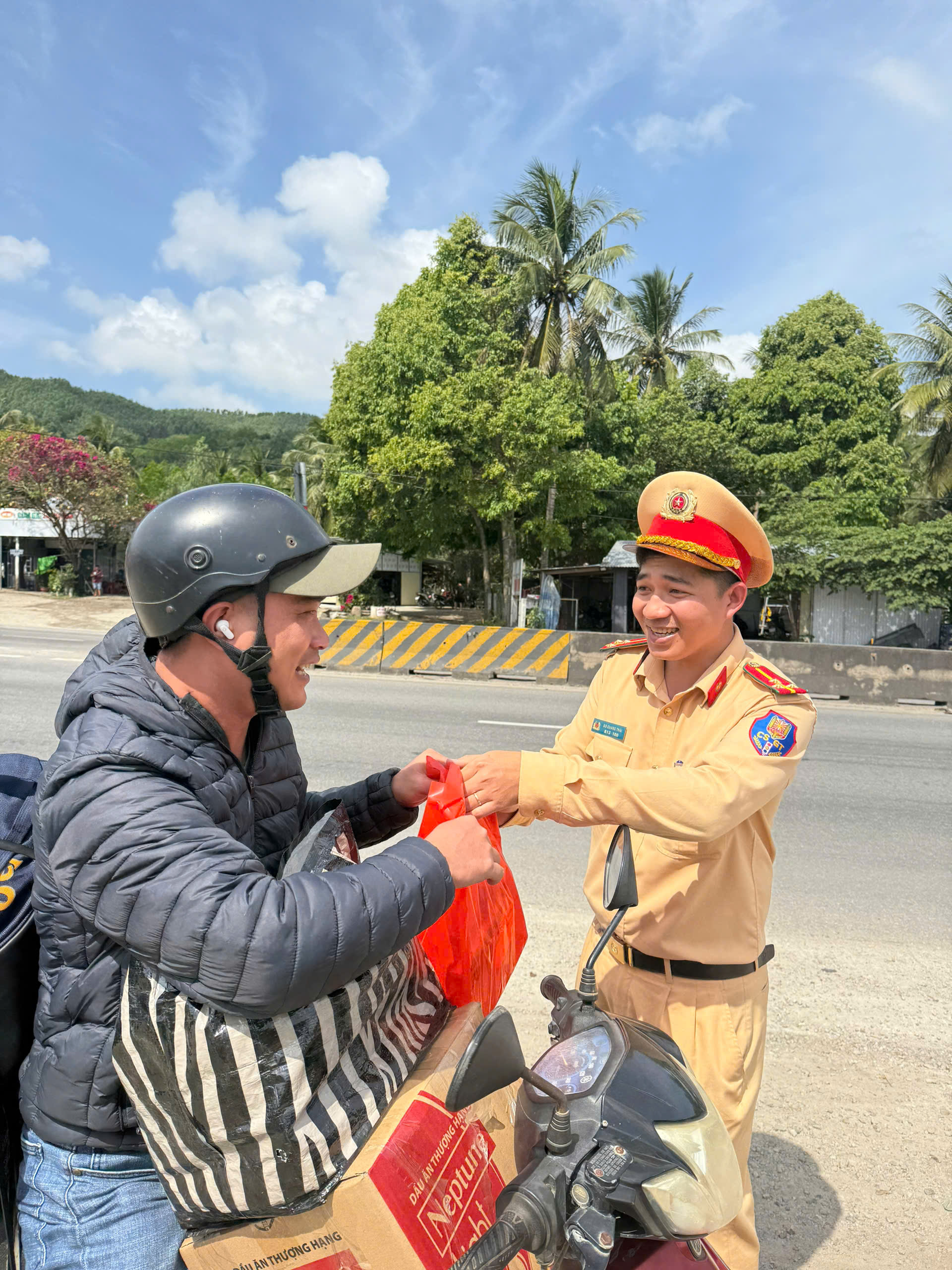 Quảng Ngãi: Tiếp sức cho đoạn đường về quê ăn Tết thêm vui