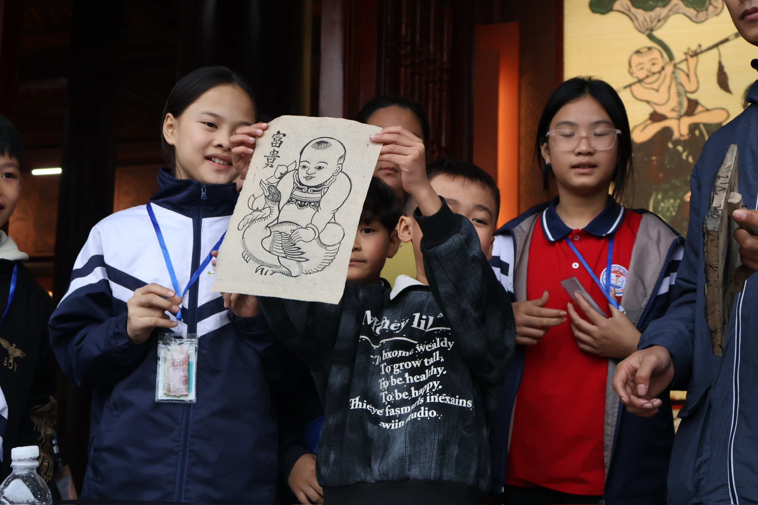 Dòng người nô nức về làng tranh Đông Hồ tìm hương vị Tết xưa