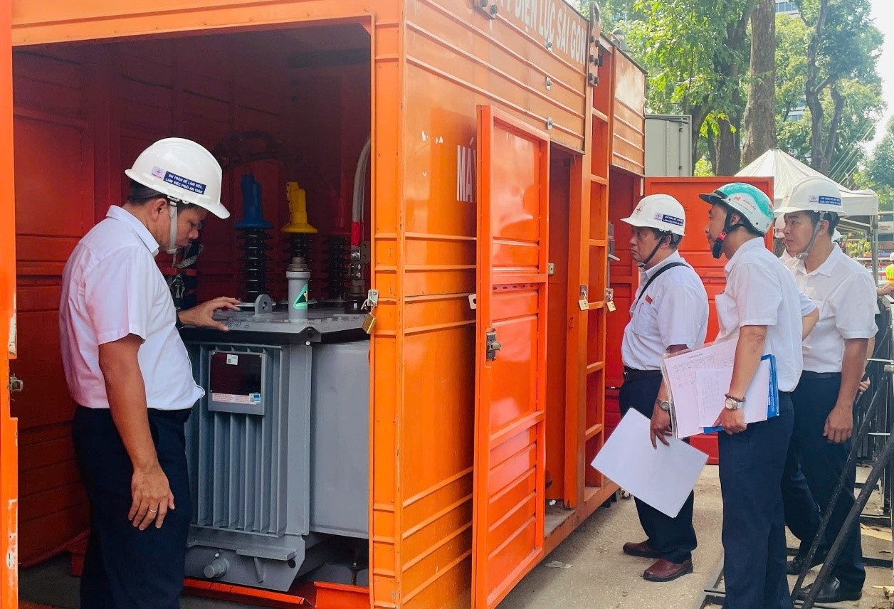 Ngành điện phía Nam trực xuyên Tết đảm bảo điện cho người dân