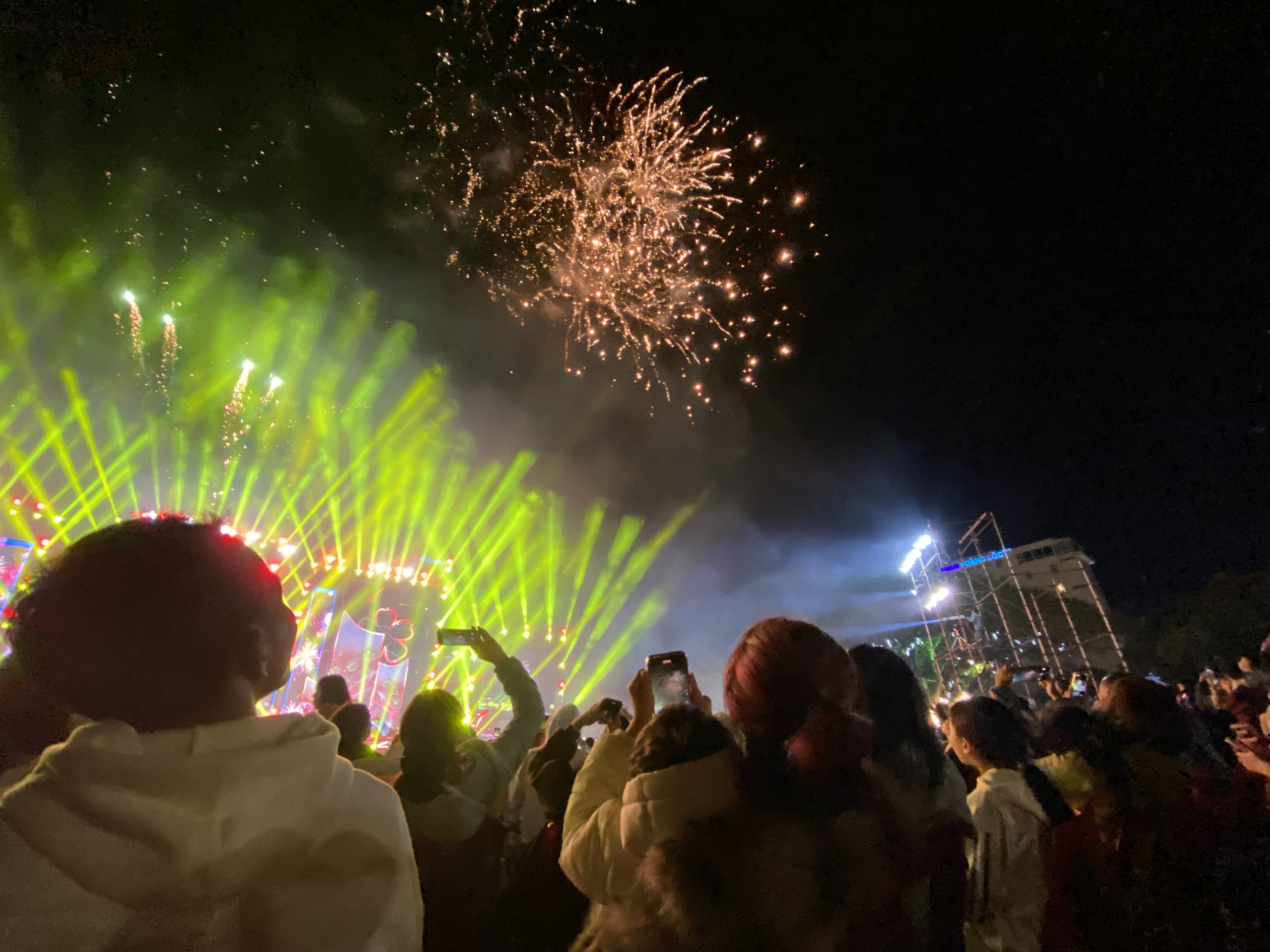 Đắk Lắk: Hàng nghìn người dân đến Quảng trường 10/3 đêm giao thừa