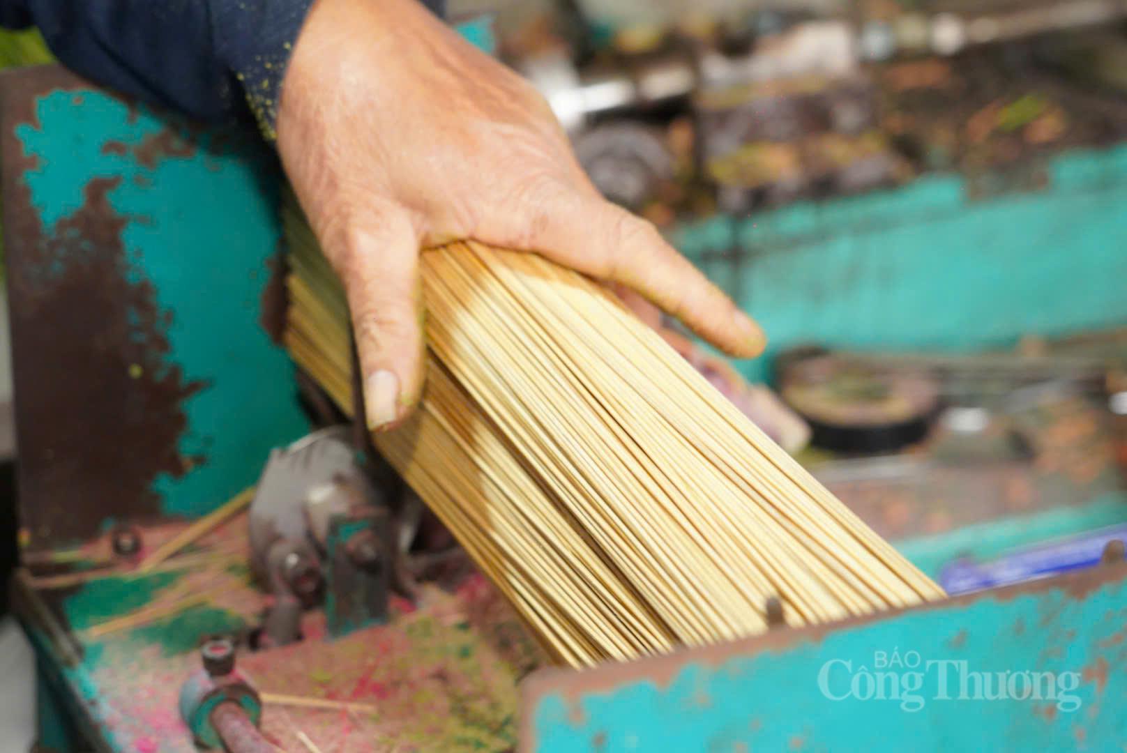 Vào dịp tết Nguyên đán, những người thợ làm hương ở Quảng Phú Cầu bận rộn tăng ca sản xuất nhằm đáp ứng đủ nhu cầu của thị trường