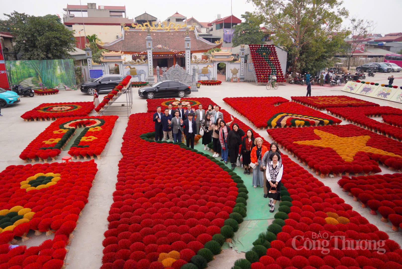 Những năm gần đây, du khách ngày càng biết đến Quảng Phú Cầu bởi những sân phơi tăm hương đầy màu sắc