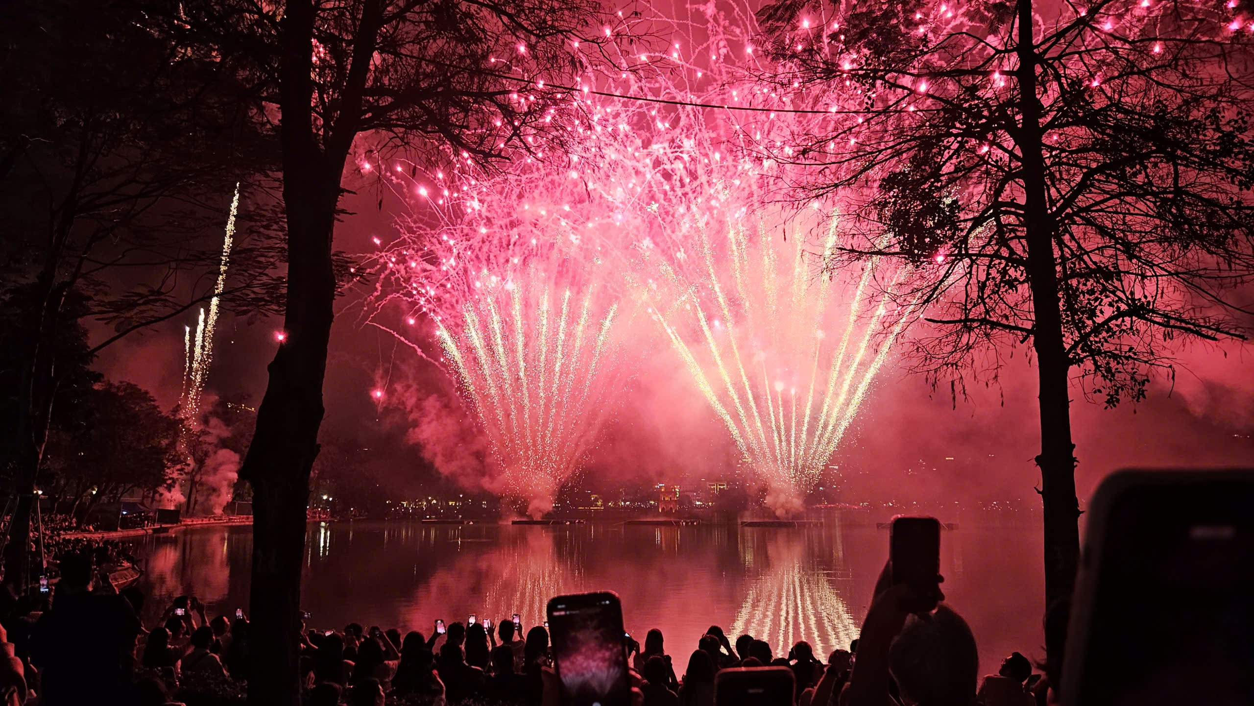 Người dân Thủ đô háo hức với màn bắn pháo hoa đón chào năm mới 2026