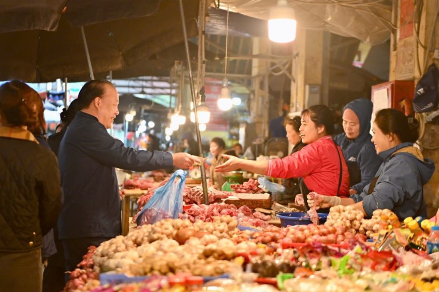 Thị trường hàng hoá ngày Mùng 1 Tết: Cung cầu ổn định 