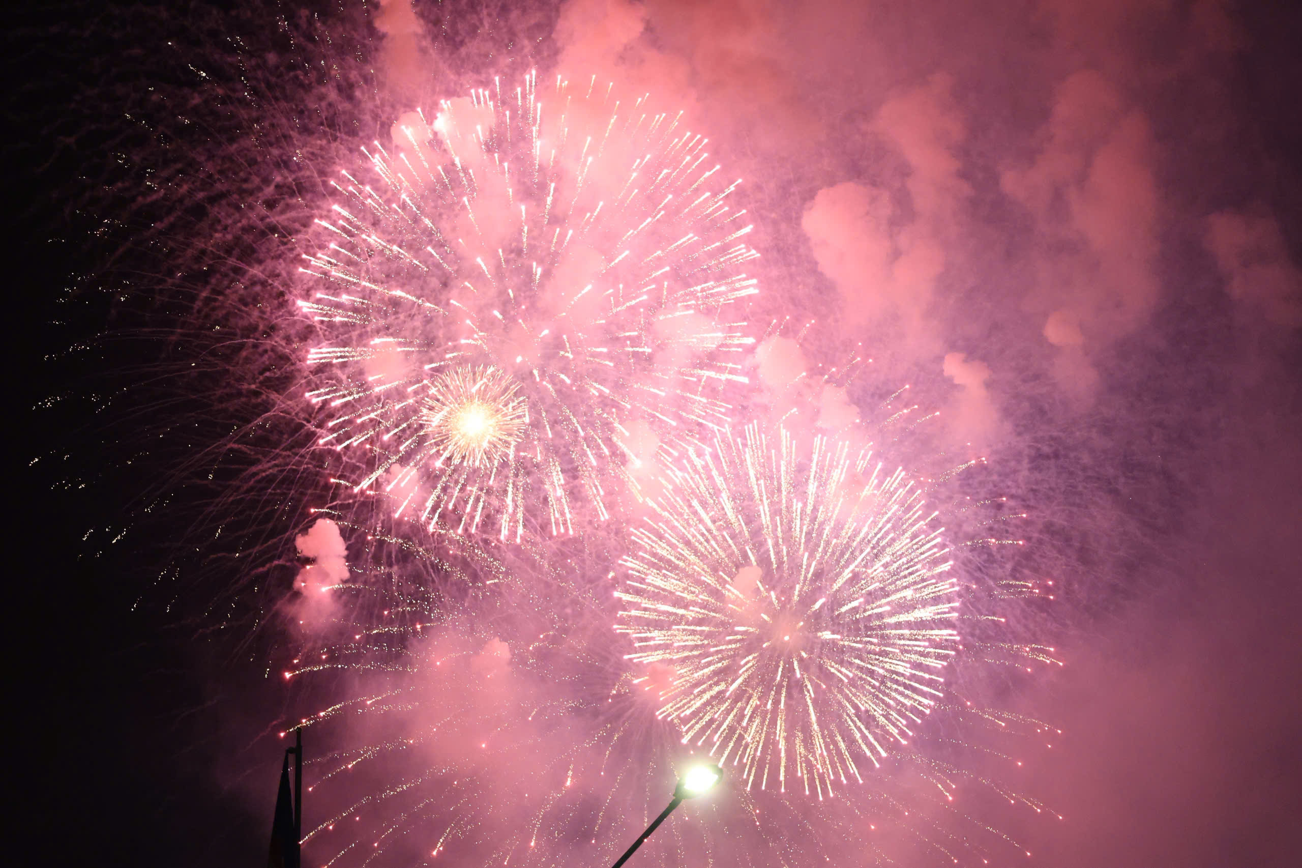 Pháo hoa rực sáng đêm giao thừa tại TP. Hồ Chí Minh