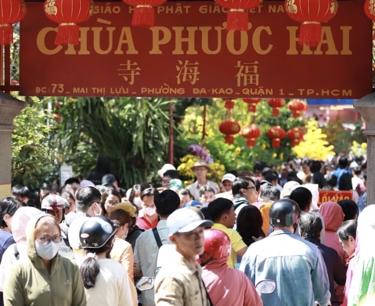 Người dân miền Tây nô nức đi lễ chùa đầu xuân  