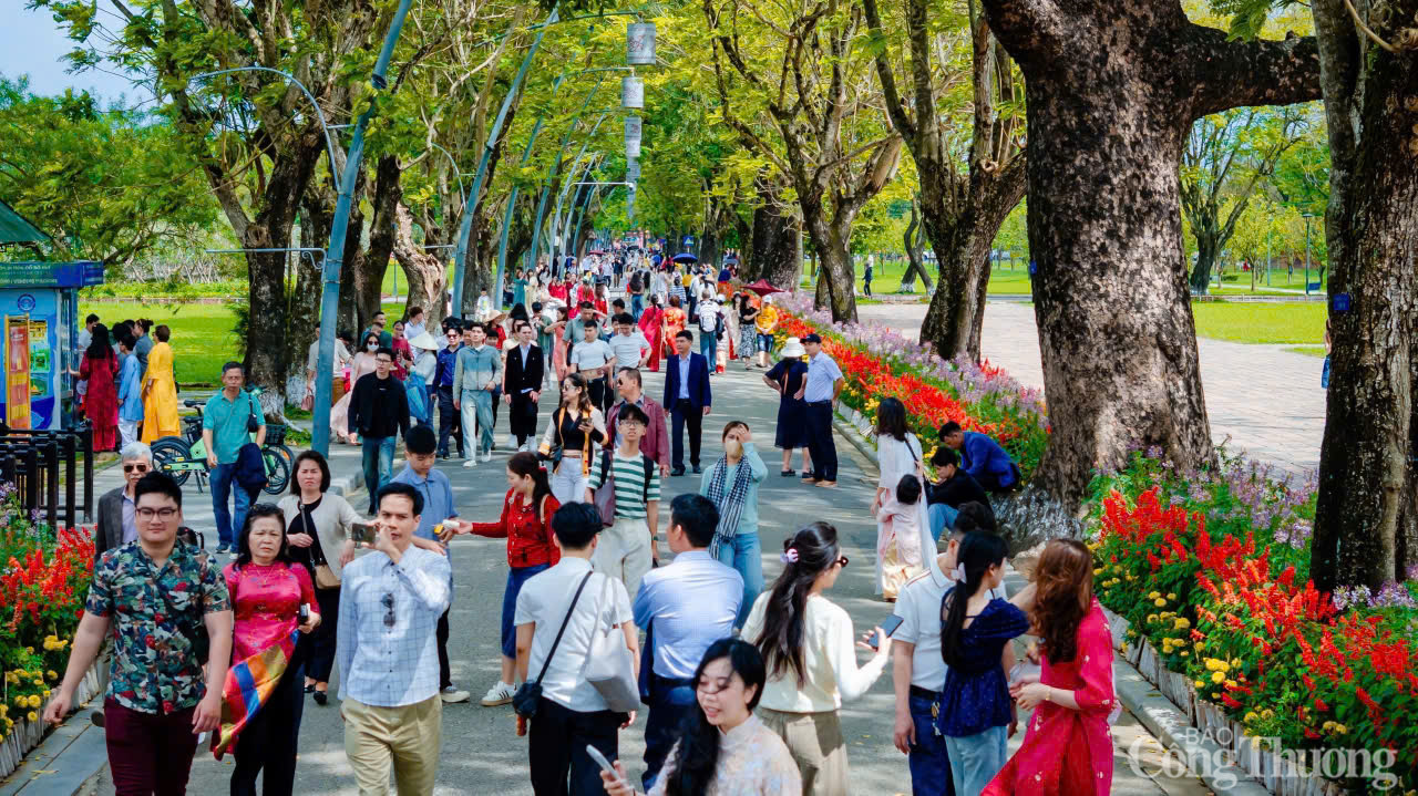 Rất đông du khách trong và ngoài nước về Huế du xuân