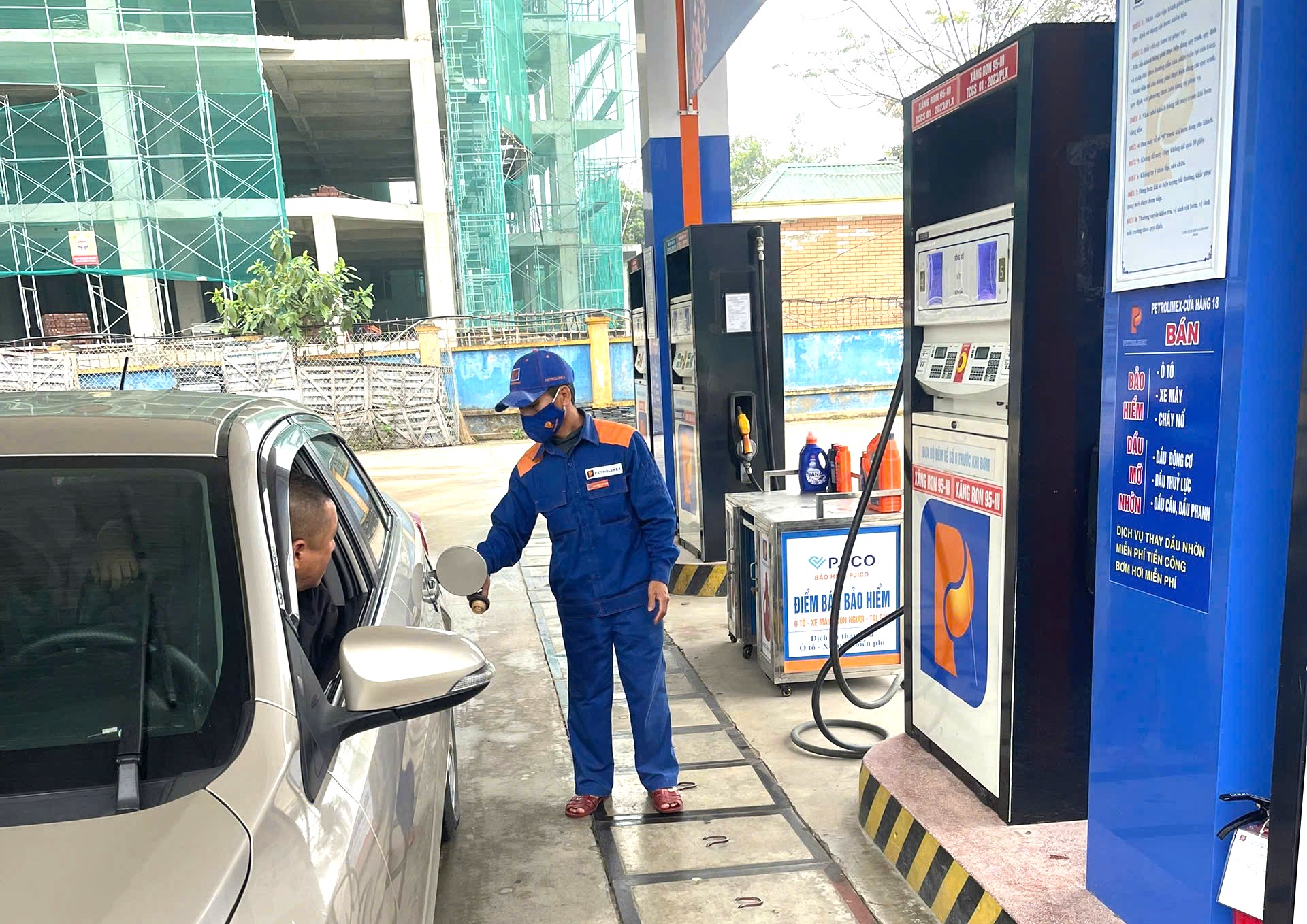 Nghệ An: Điện lực, xăng dầu tận tâm phục vụ khách hàng ngày Tết