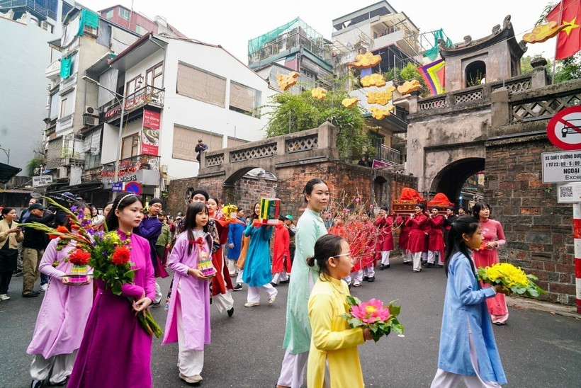 Mùng 3 Tết: Miền Bắc rét, Nam Bộ nắng nóng