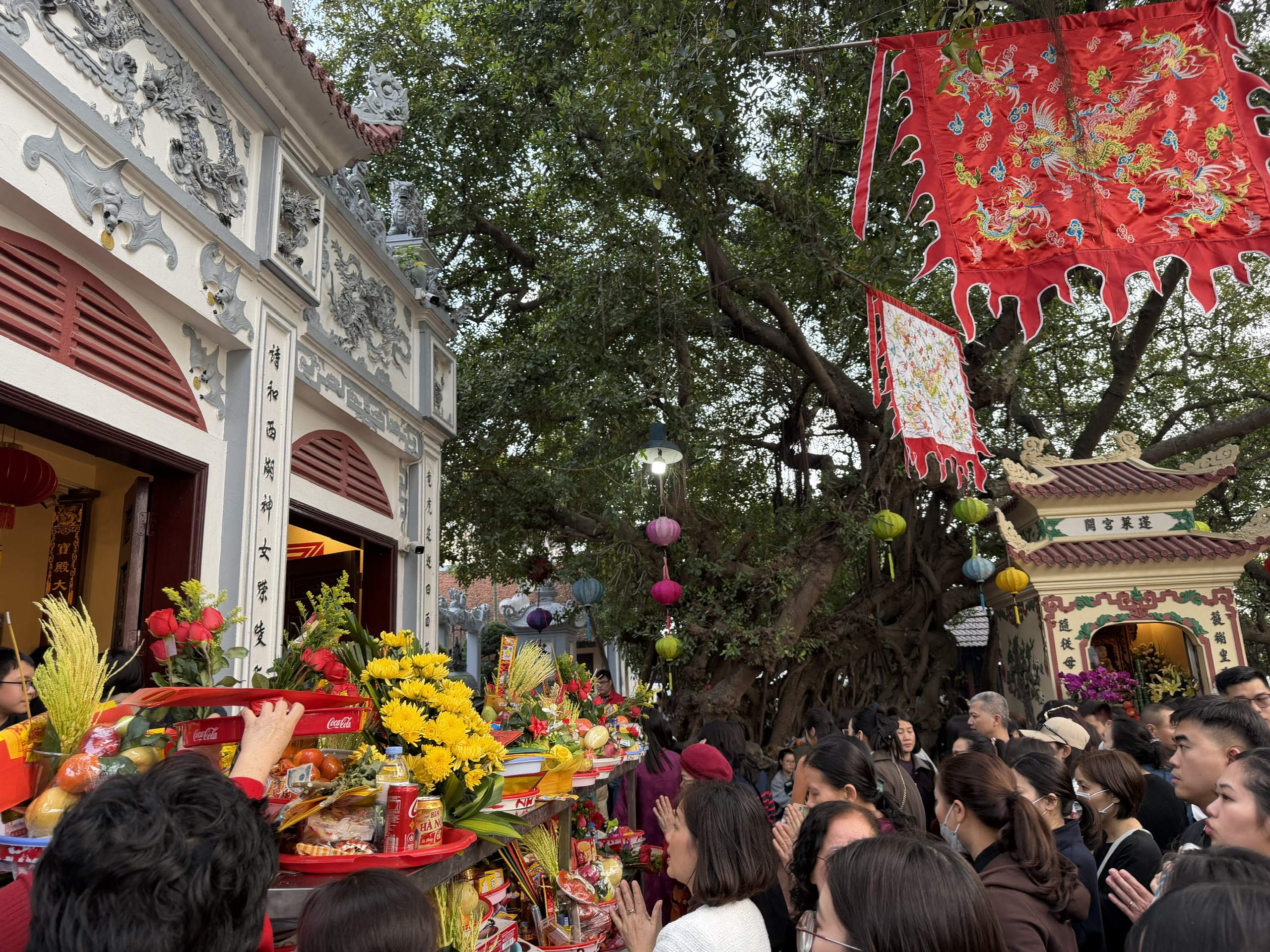 Chùm ảnh: Người dân nô nức đi lễ Phủ Tây Hồ đầu năm