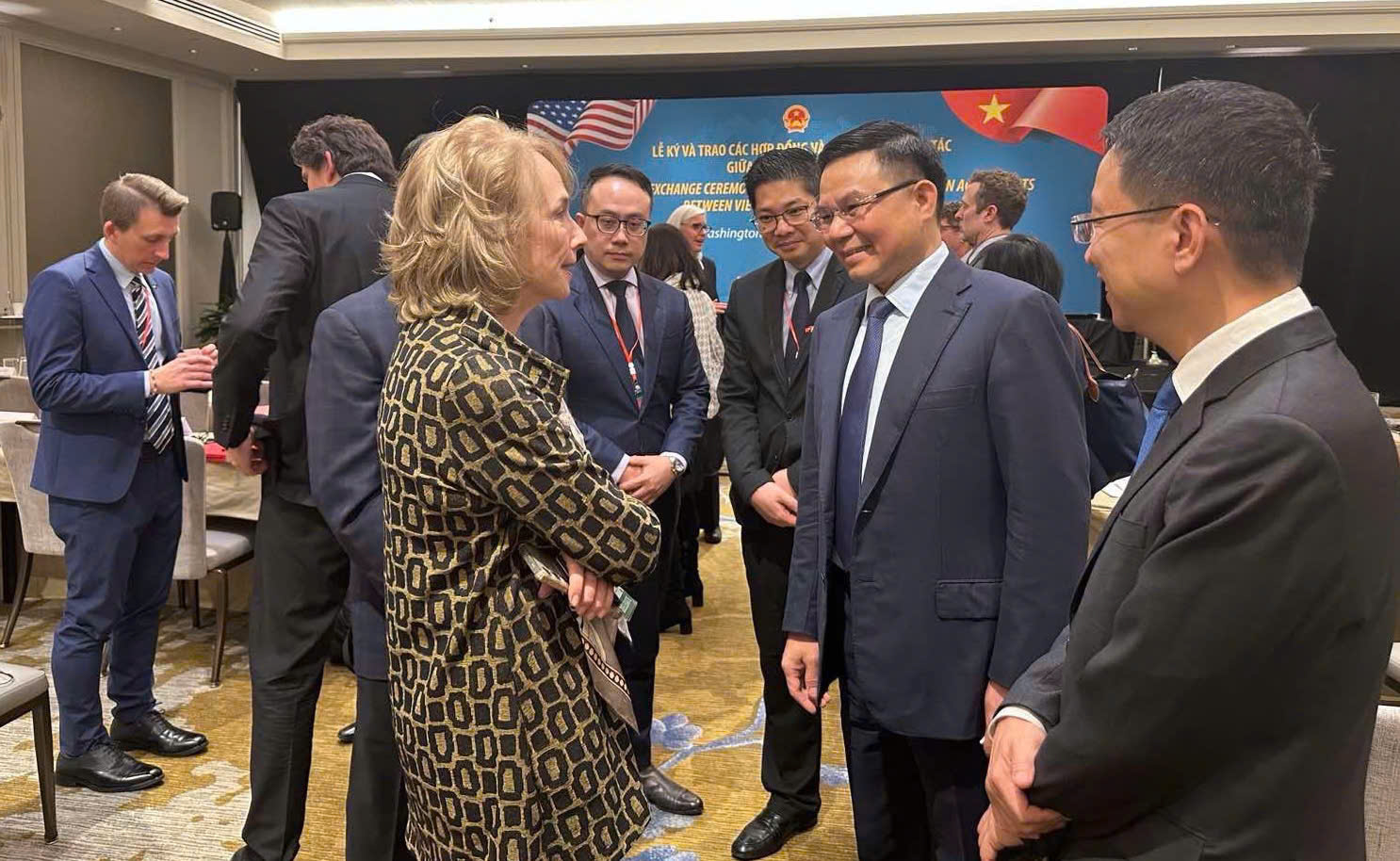 Quyền Bộ trưởng Bộ Công Thương Lê Mạnh Hùng trao đổi với bà Virginia Foote, Phó Chủ tịch Phòng thương mại Hoa Kỳ (AmCham) tại Việt Nam.