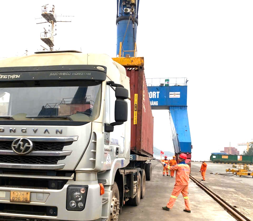 Cảng Cửa Lò rộn ràng những chuyến hàng đầu năm 