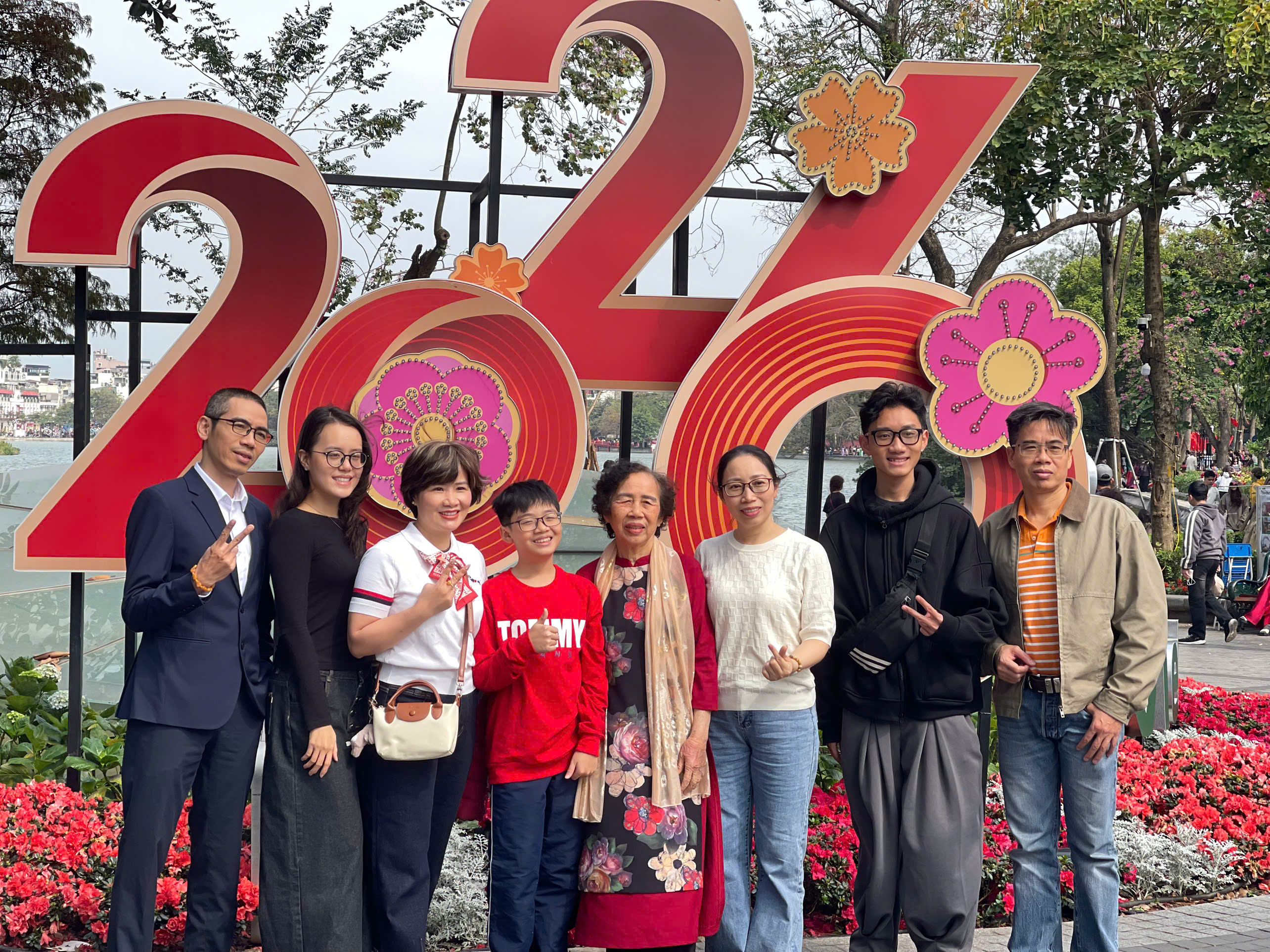 Hồ Gươm nhộn nhịp người dân và du khách trong những ngày đầu năm mới