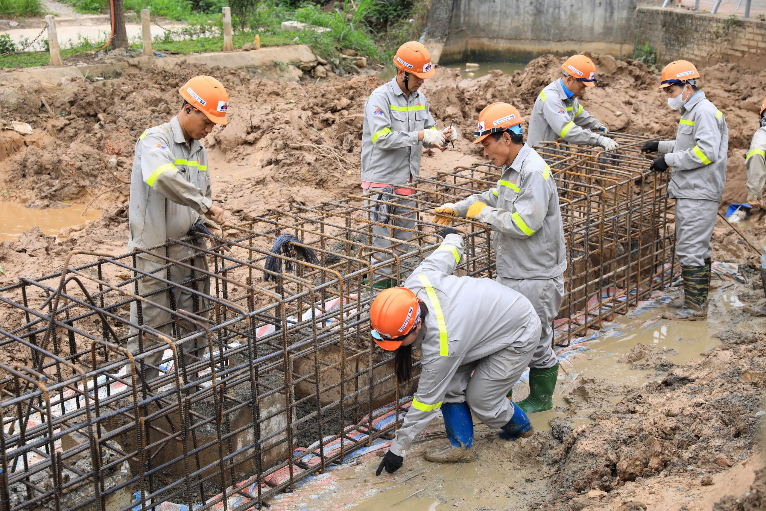 Tết không nghỉ ở những đại công trường chống ngập Thủ đô