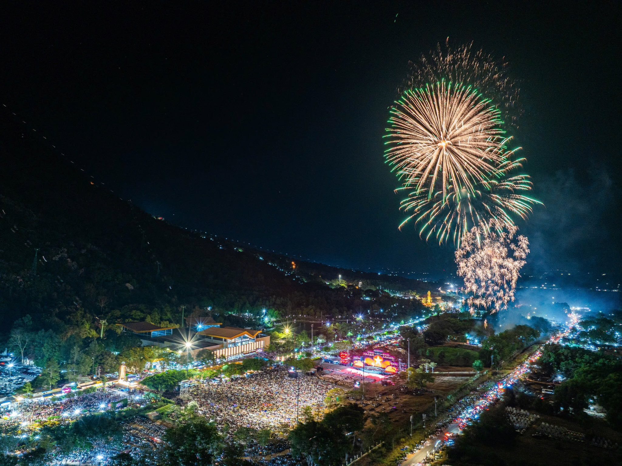 Tây Ninh: Biển người trẩy hội Núi Bà Đen đầu xuân 2026
