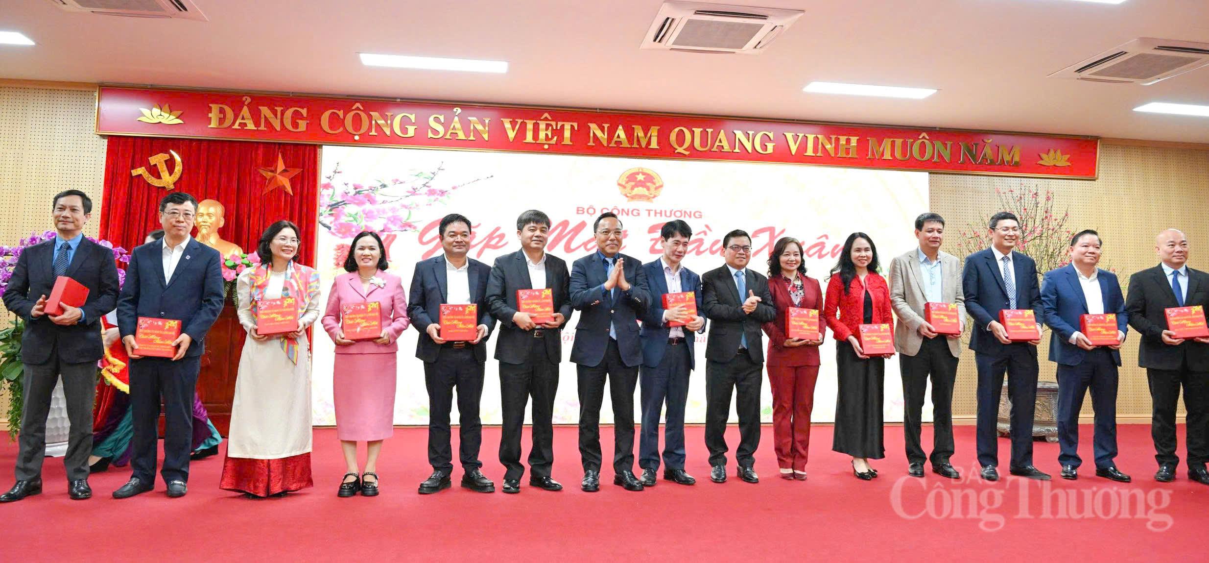 Ban Lãnh đạo Bộ Công Thương lì xì đầu năm tới đại diện các đơn vị trực thuộc bộ. Ảnh: Cấn Dũng