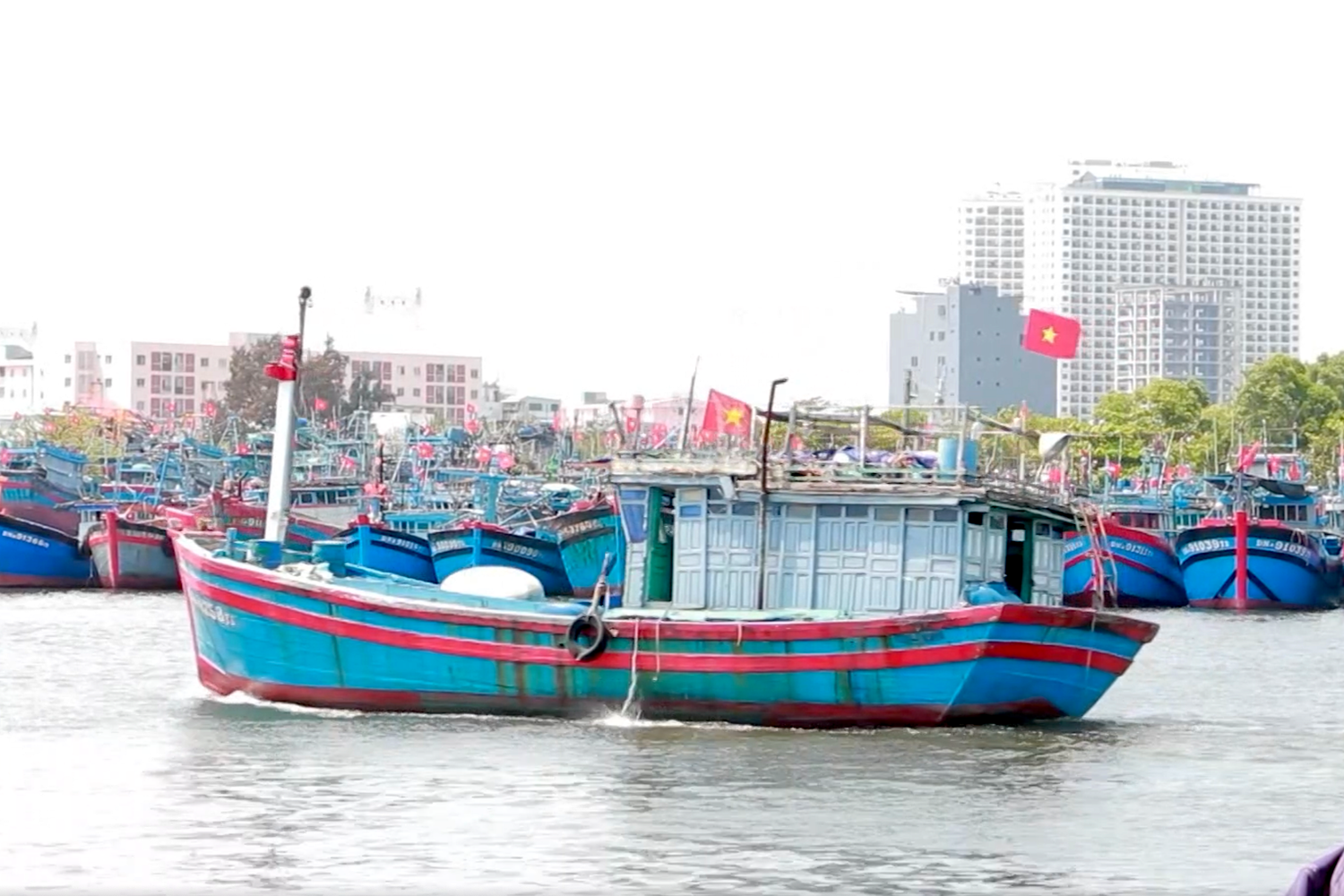 Ngư dân miền Trung 'mở biển' đầu năm, kỳ vọng biển lặng, cá đầy