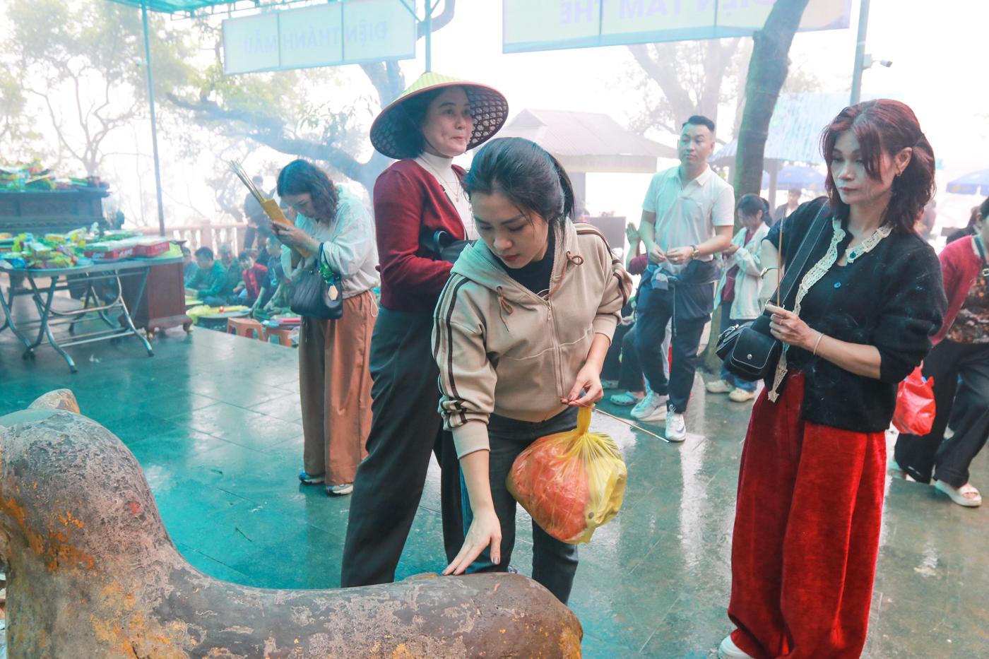 Chen chân sờ tượng hổ cầu bình an ở ‘Hoan châu đệ nhất danh lam’