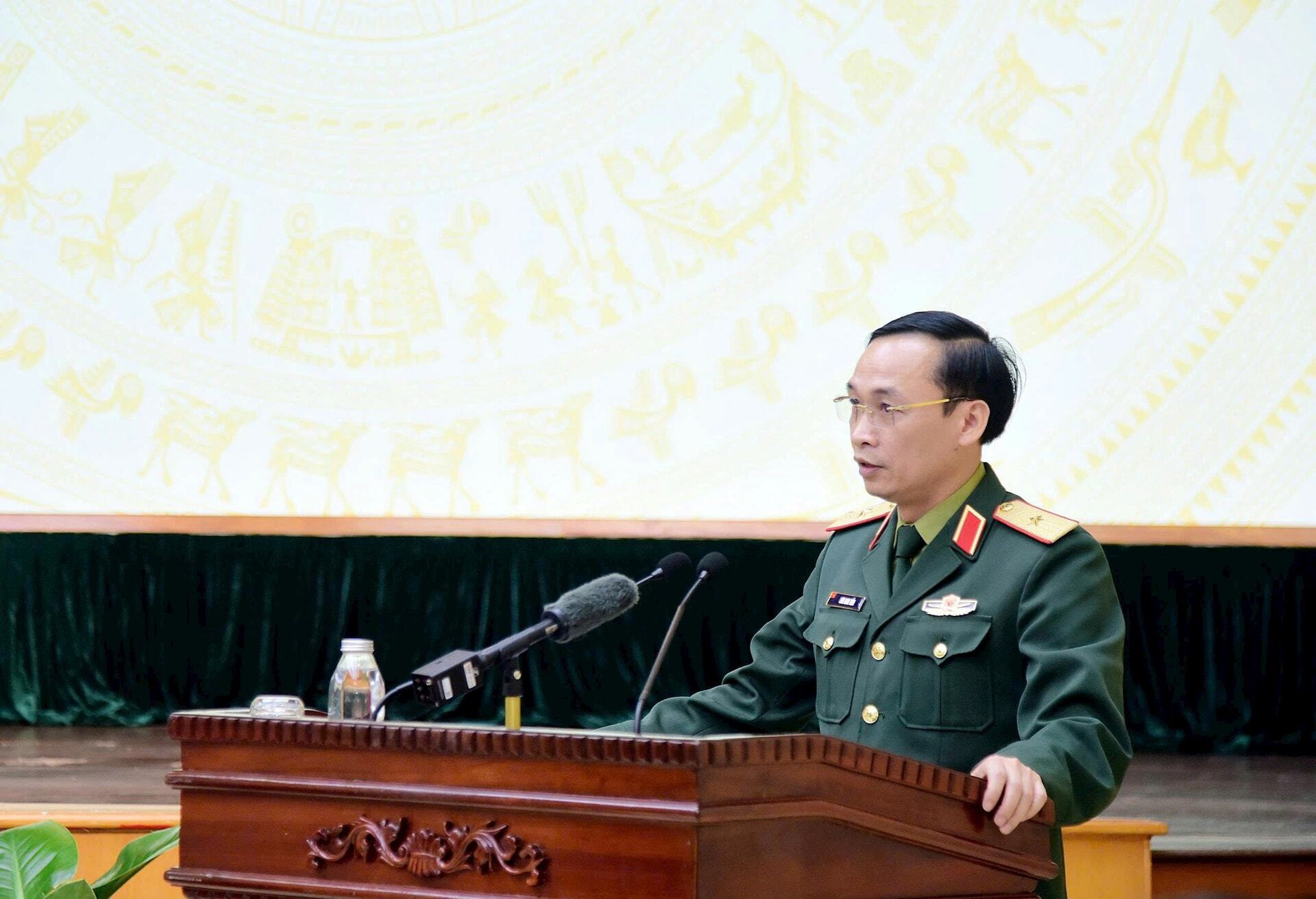 Thiếu tướng Lưu Nam Tiến, Ủy viên Ban Chấp hành Đảng bộ TP. Hà Nội, Phó Bí thư Thường trực Đảng ủy, Chính ủy Bộ Tư lệnh Thủ đô trình bày chương trình hành động tại buổi tiếp xúc cử tri. Ảnh: Viết Thành