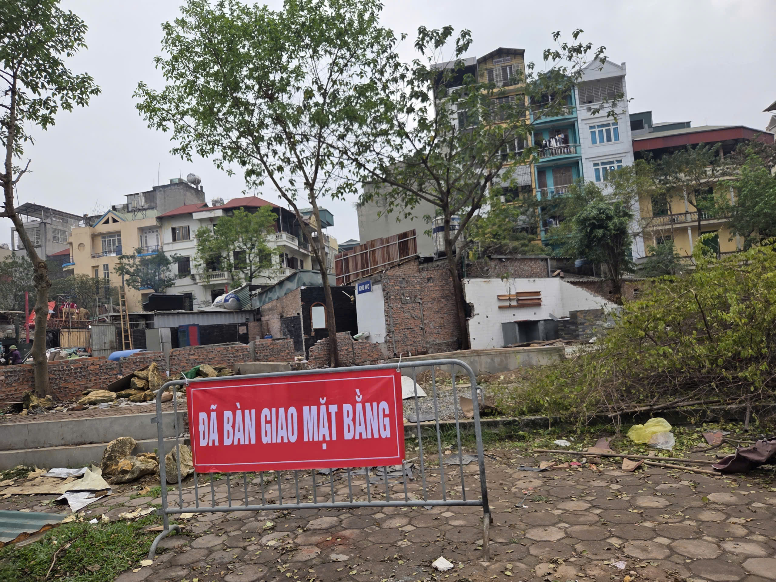 Các cơ sở kinh doanh trên đường Xuân Tảo tự tháo dỡ, bàn giao mặt bằng