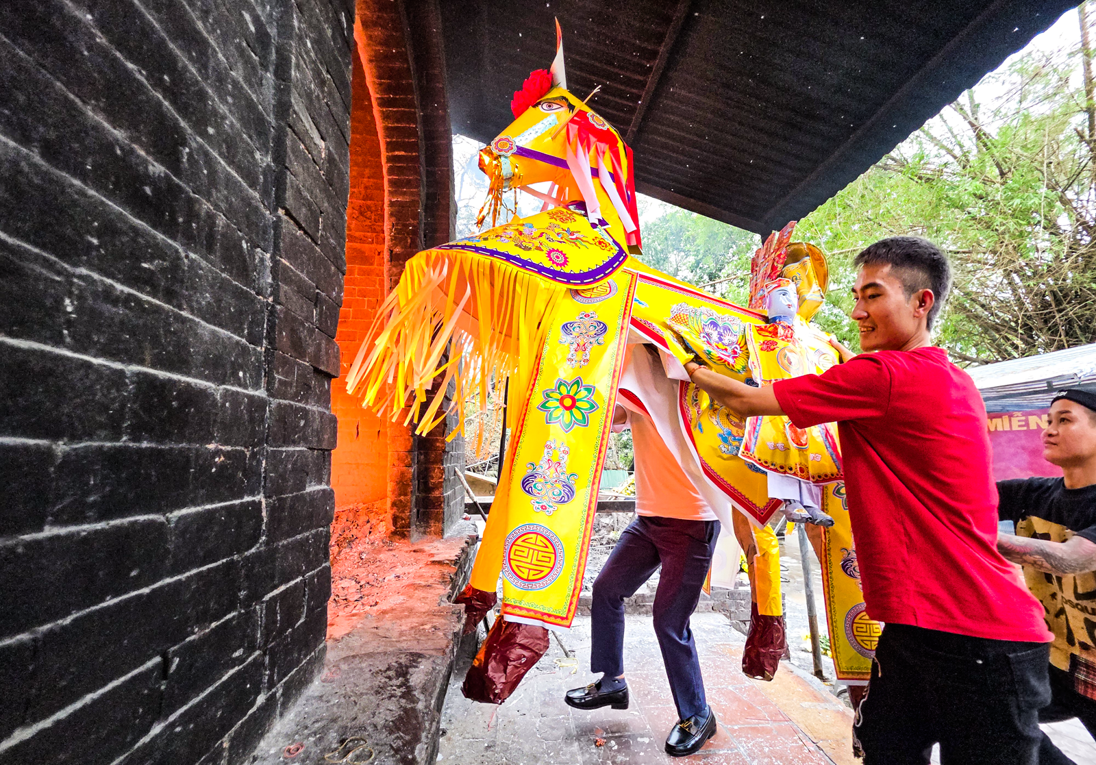 Đốt ngựa giấy khổng lồ: Đừng để lòng thành biến tướng thành ‘chạy đua’ tài chính