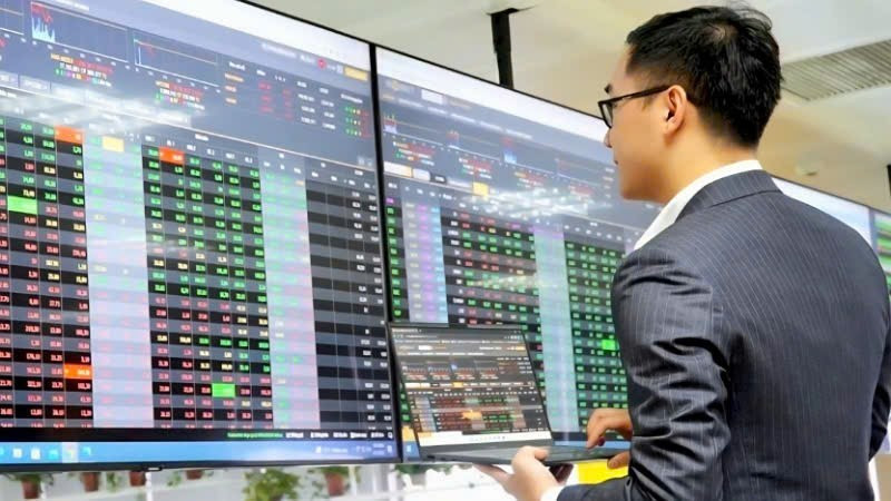 Chạm đỉnh 1.900 điểm, thị trường chứng khoán đối diện áp lực rung lắc