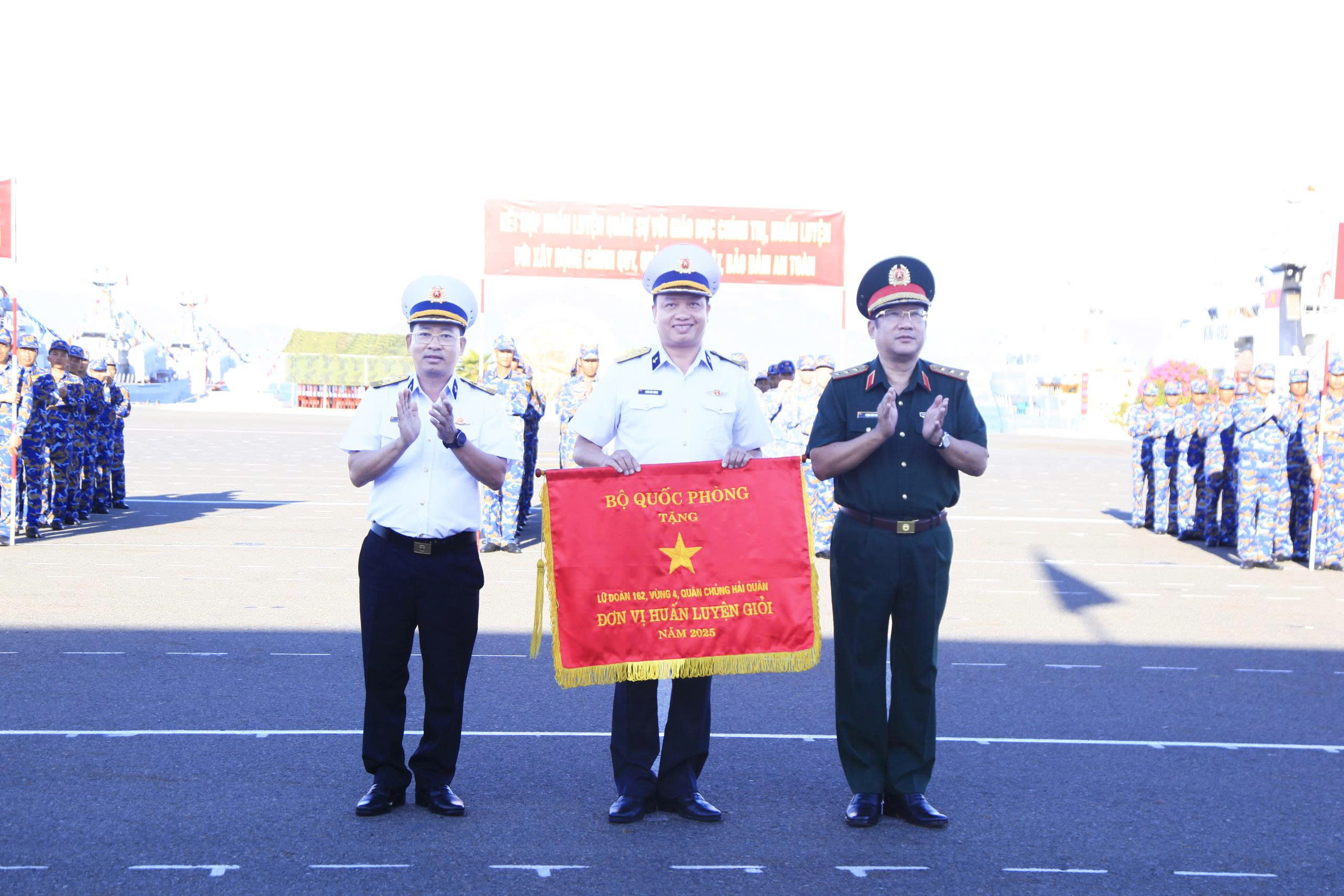 Lãnh đạo Bộ Quốc phòng trao tặng Lữ đoàn 162 cờ "Đơn vị huấn luyện giỏi" năm 2025. Ảnh: HQ