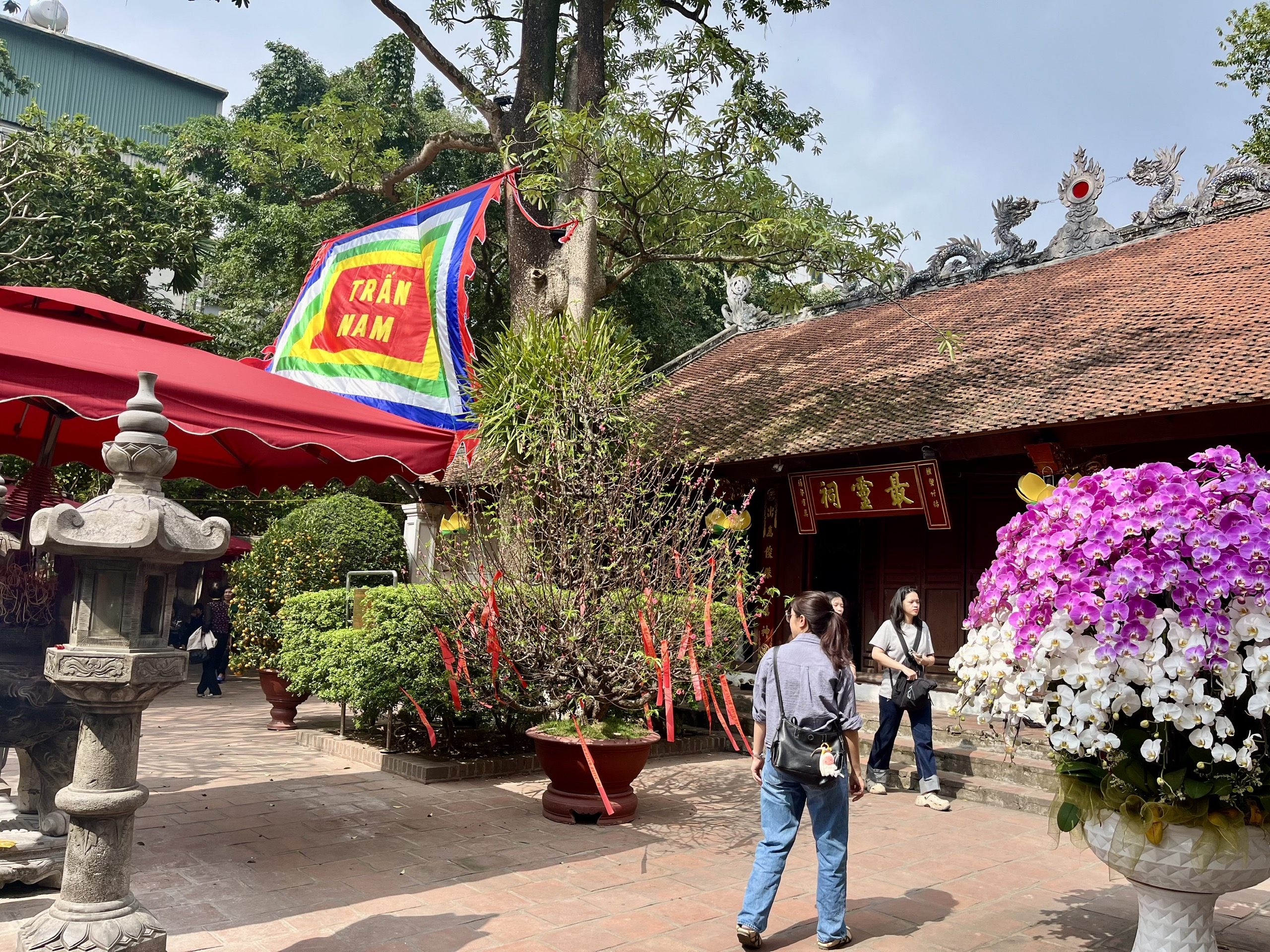 Đi trọn tứ trấn Thăng Long trong một ngày xuân 