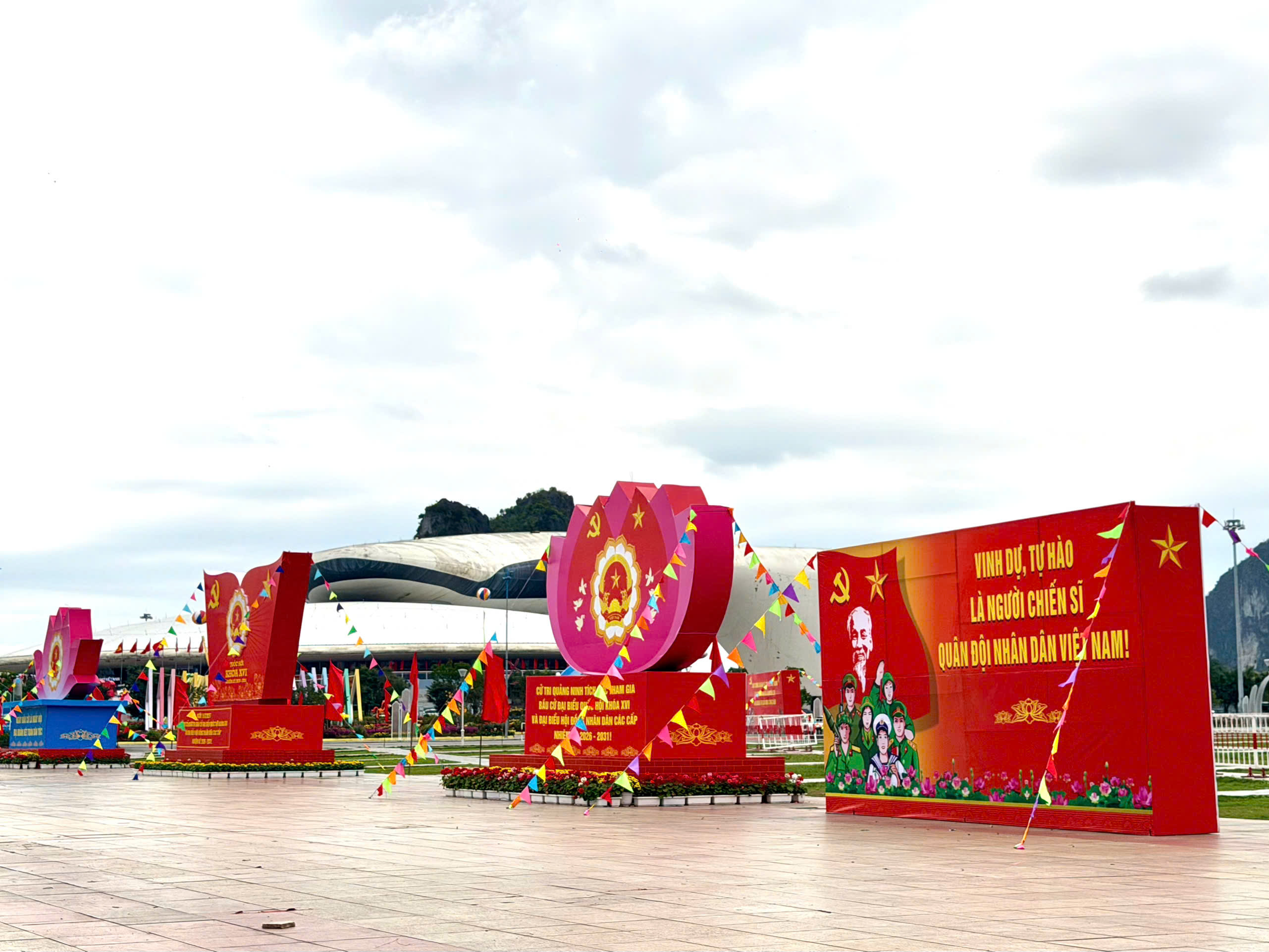 Chùm ảnh: Quảng Ninh rực rỡ cờ hoa trước ngày hội lớn của non sông - 11