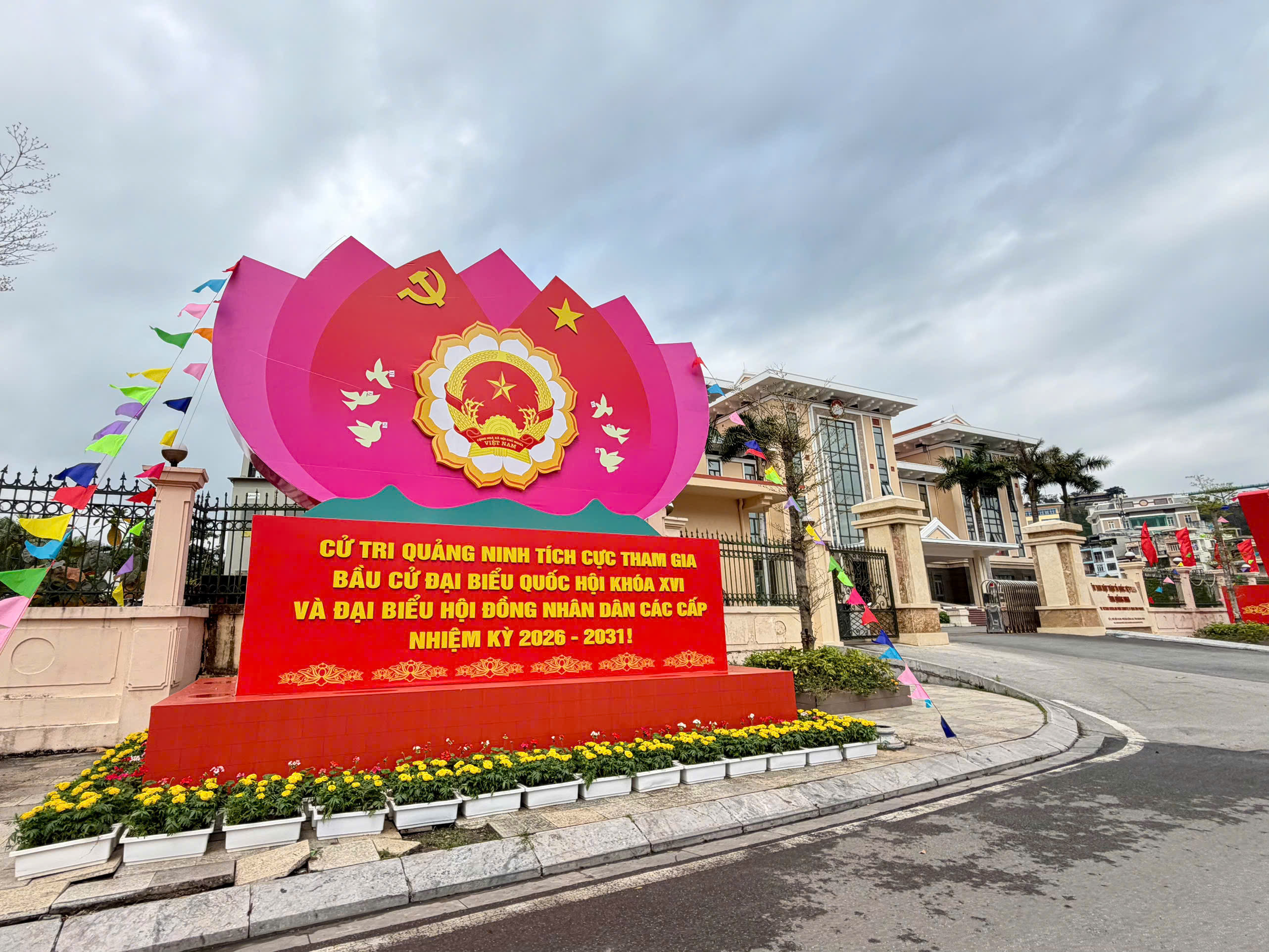 Chùm ảnh: Quảng Ninh rực rỡ cờ hoa trước ngày hội lớn của non sông - 4