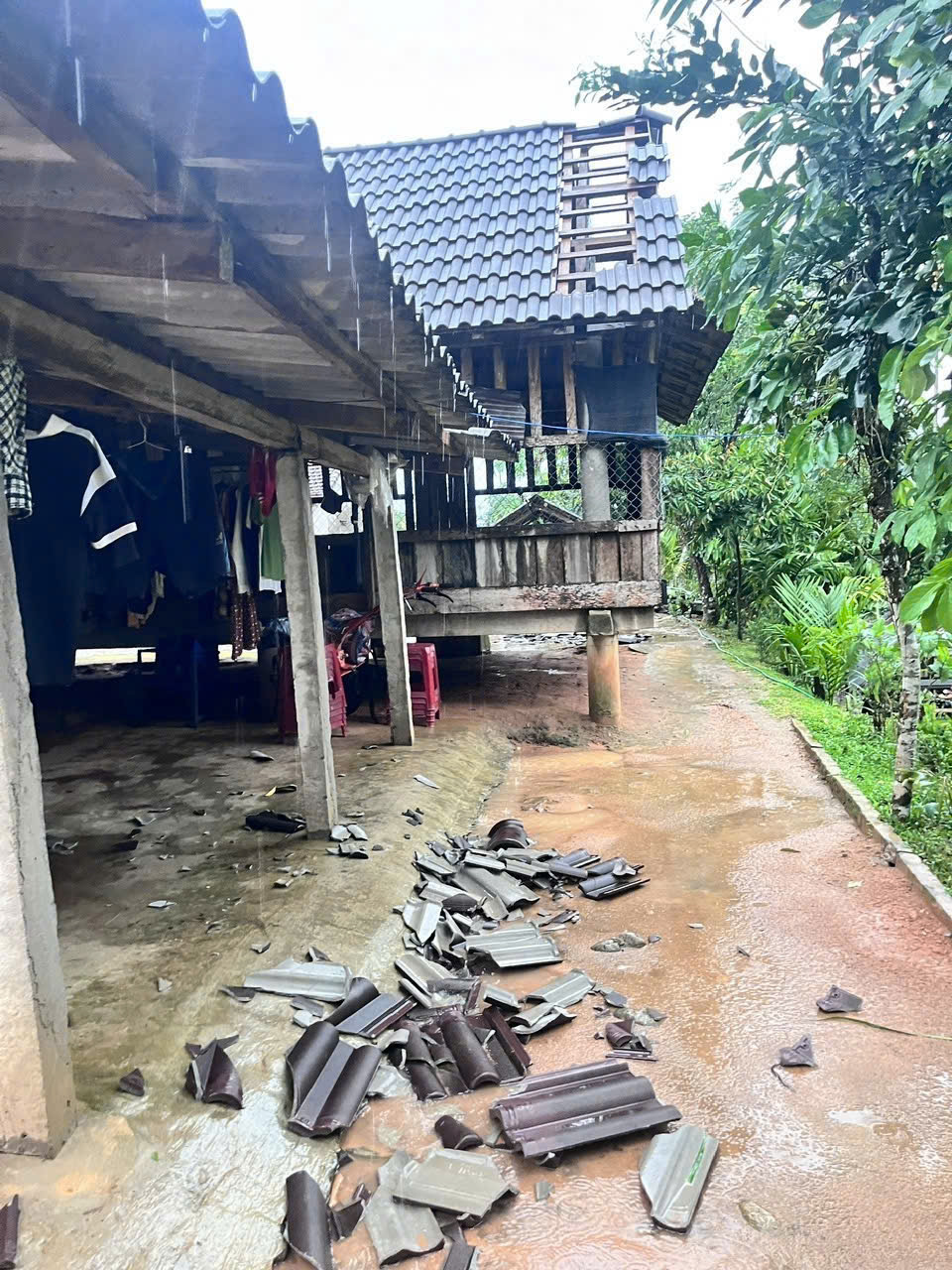 Quảng Ngãi: Giông lốc làm tốc mái hơn 15 căn nhà của người dân